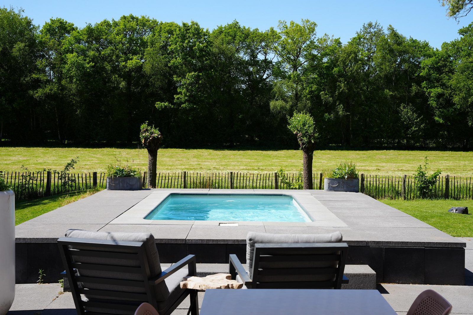 HOOG ZOMER & privé wellnesstuin