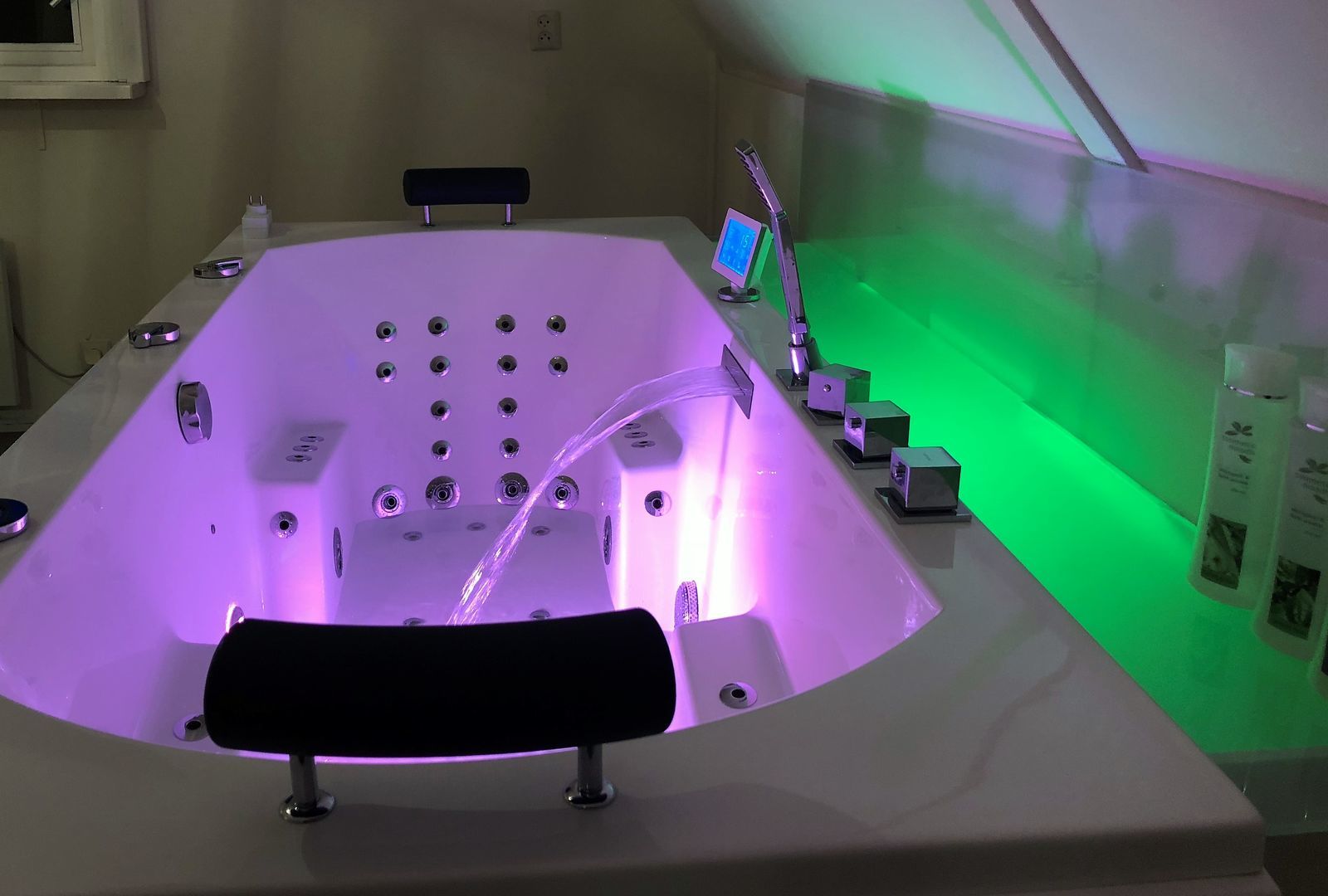 De Elysium 2-persoons met bubbelbad binnen én buiten hotspring bad, sauna, sunshower, stadstuin, wifi