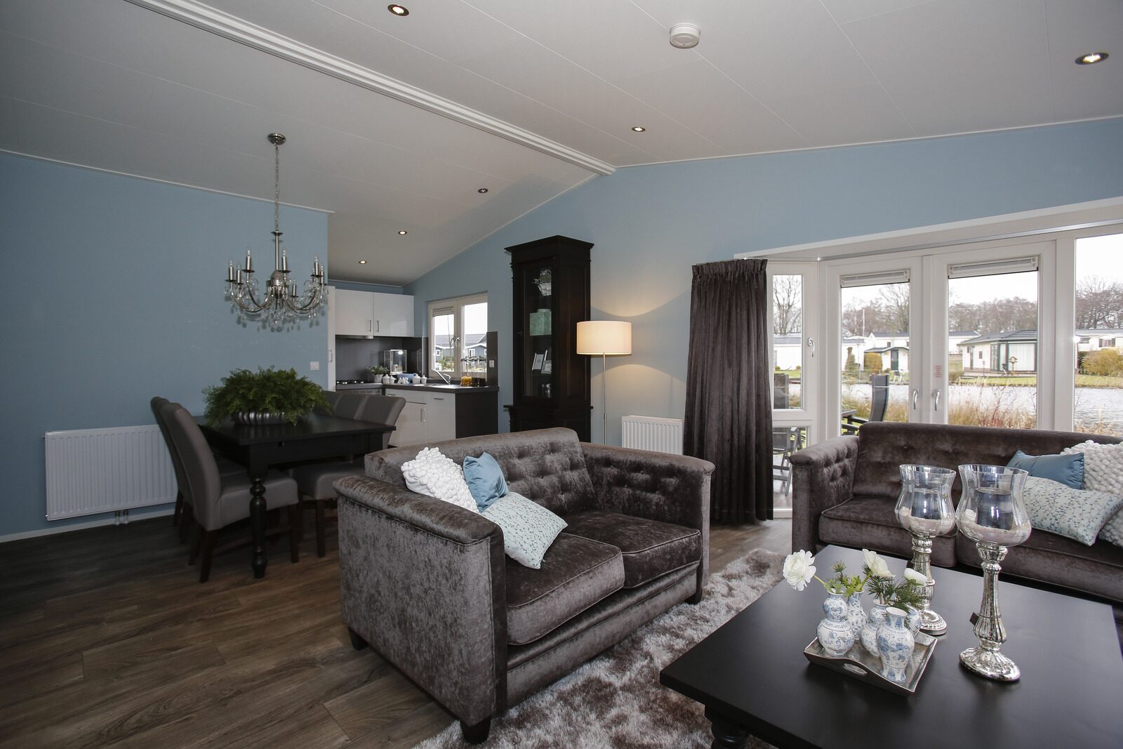 DeLuxe (without TV): 6 people, 3 bedrooms