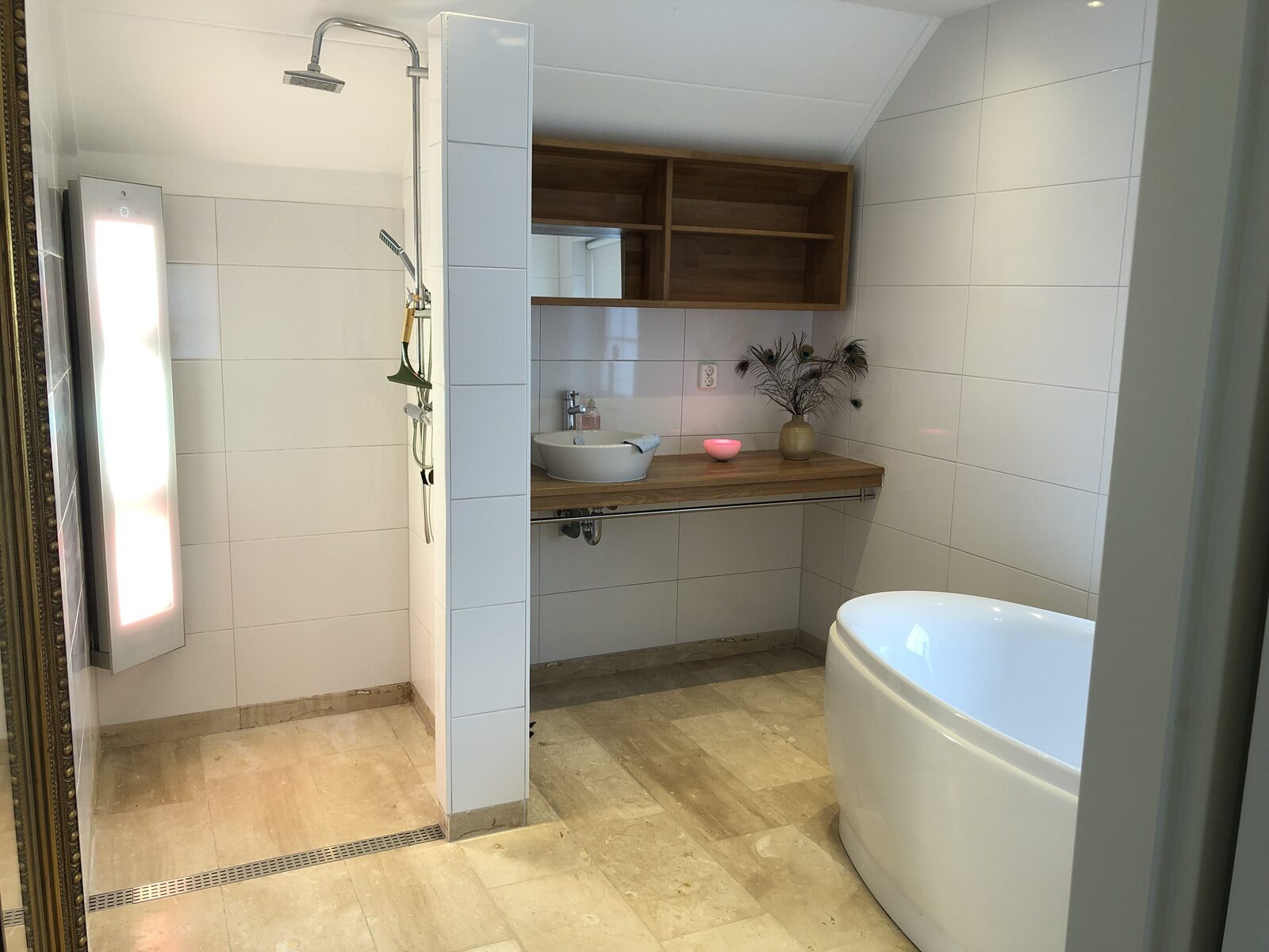 De Kastanje 5-persoons met overdekte lounge en hottub, barrelsauna, stoomsauna, ligbad, sunshower, wifi