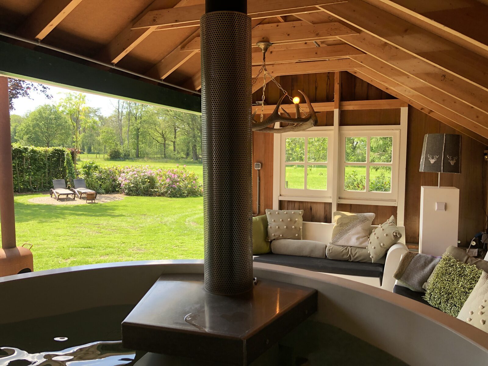 De Kastanje 5-persoons met overdekte lounge en hottub, barrelsauna, stoomsauna, ligbad, sunshower, wifi