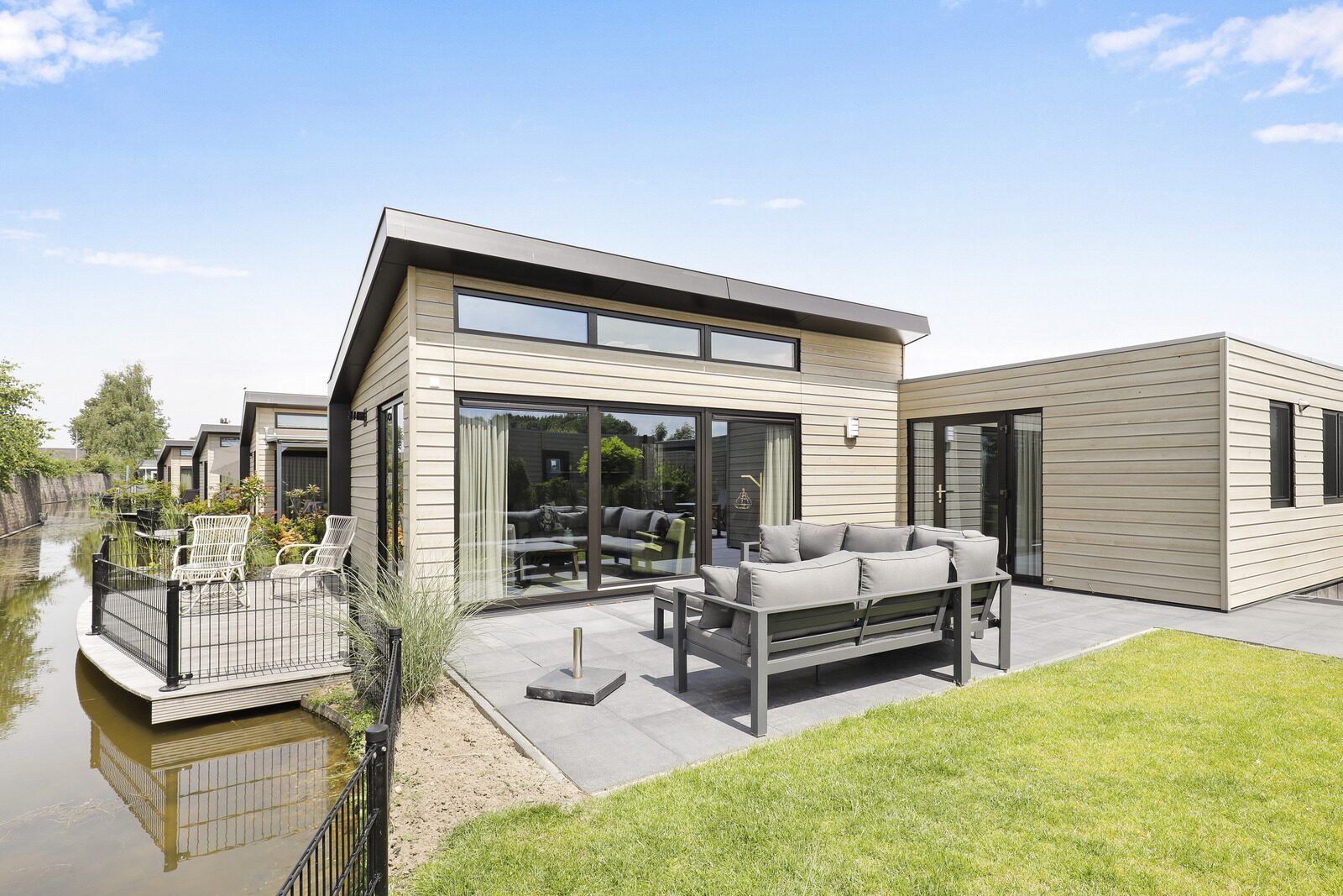 Water villa: six people, three bedrooms