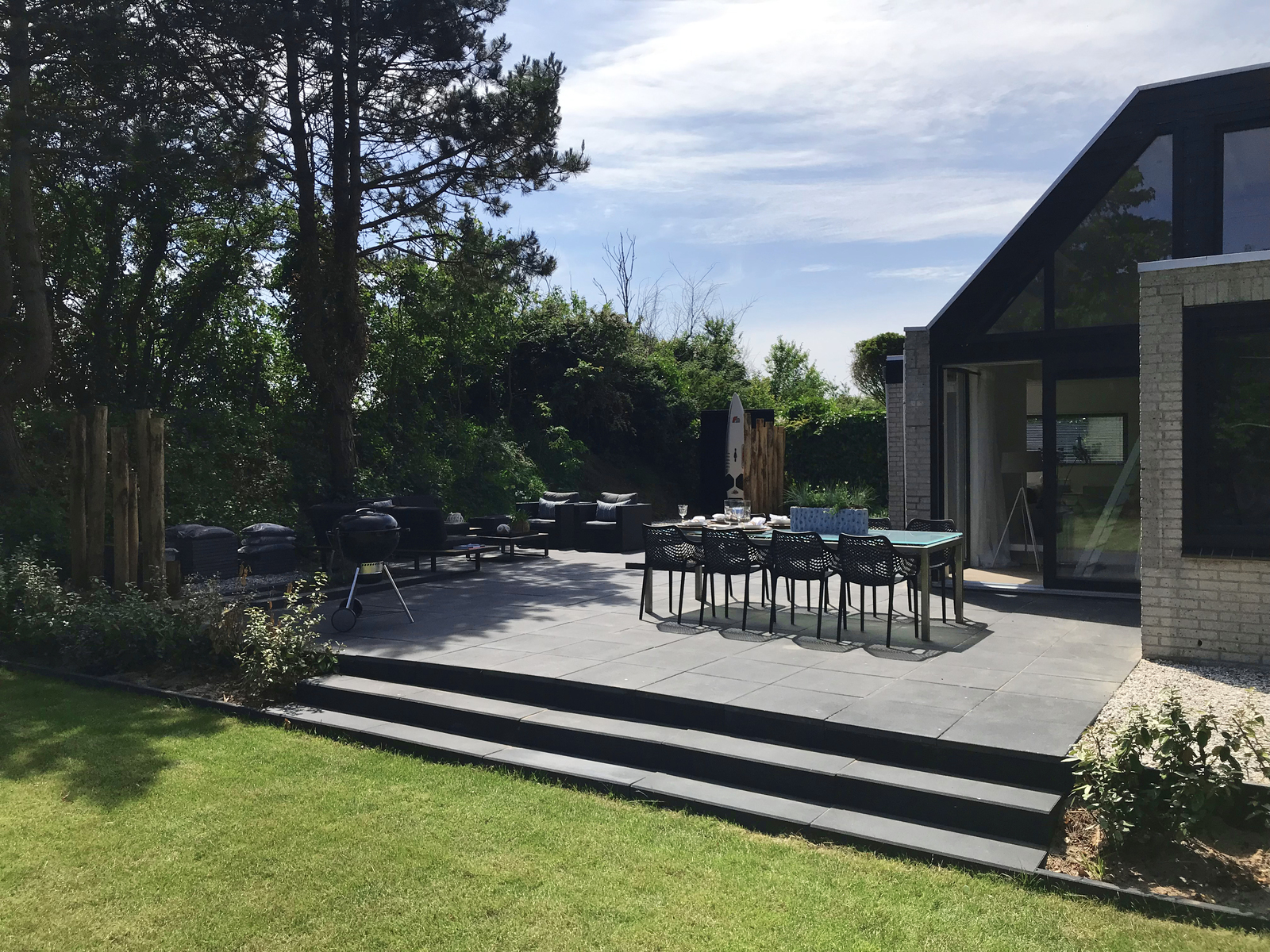 Deze compleet gerenoveerde, sfeervol ingerichte bungalow (rookvrij) ligt op loopafstand (1.5 km) van het Ouddorpse strand.