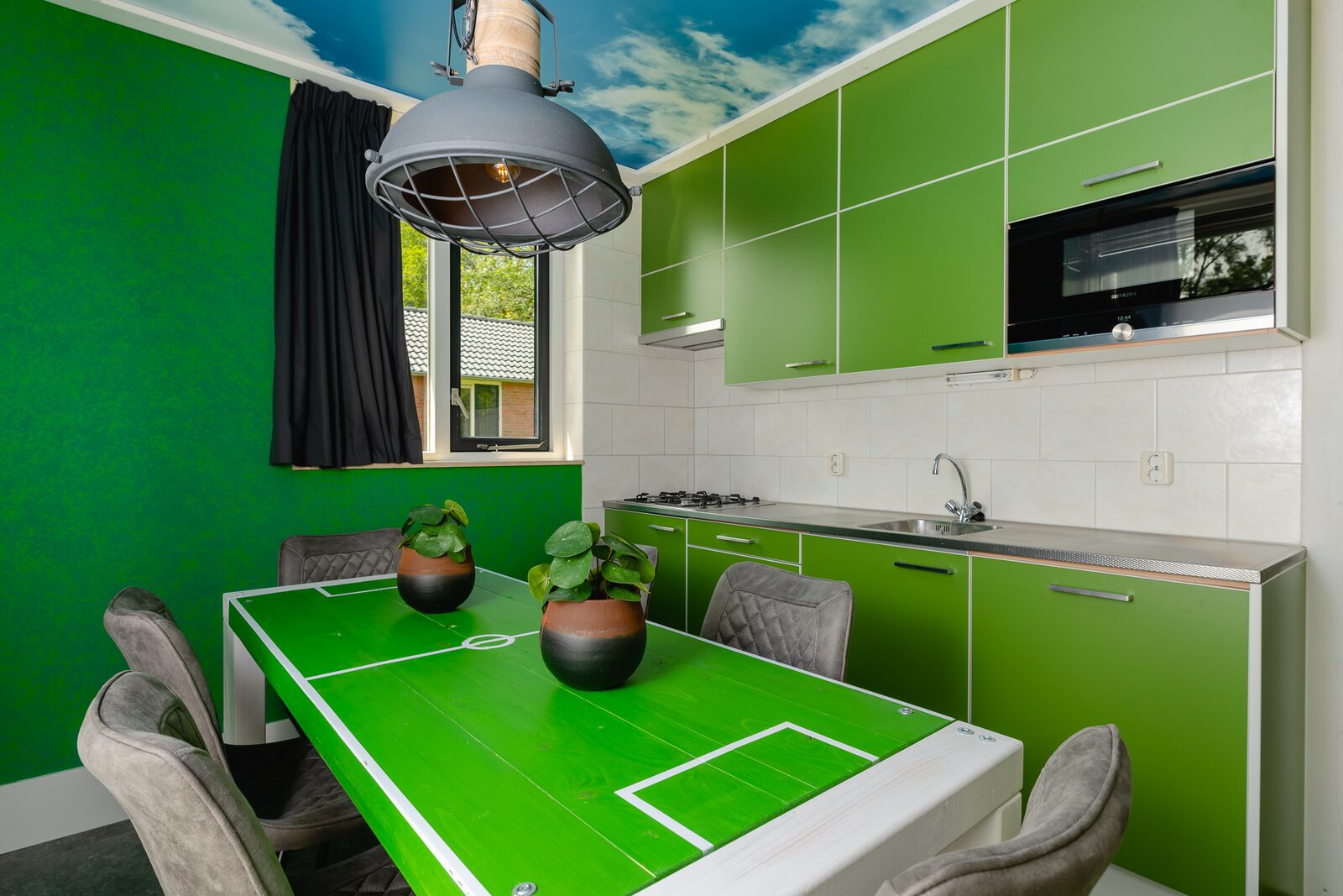 Kinderbungalow FC Mölke stadion met warme bubbeltub I 6 personen