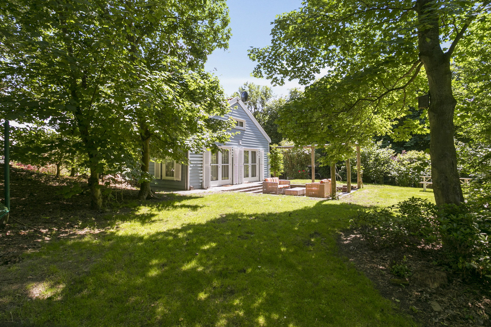 Luxe vakantiewoning met weids uitzicht grenzend aan natuurgebied, strand en duinen op loopafstand.