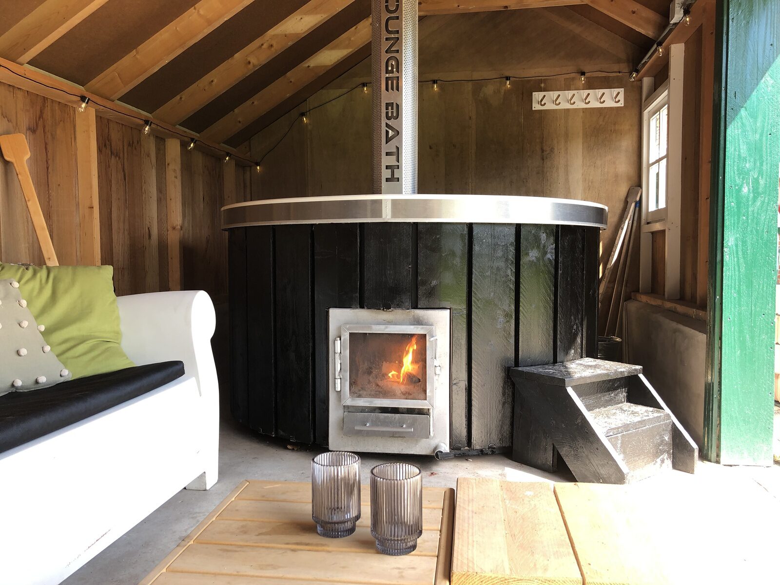 De Kastanje 5-persoons met overdekte lounge en hottub, barrelsauna, stoomsauna, ligbad, sunshower, wifi