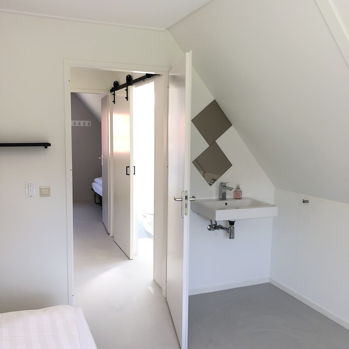 De Kastanje 5-persoons met overdekte lounge en hottub, barrelsauna, stoomsauna, ligbad, sunshower, wifi