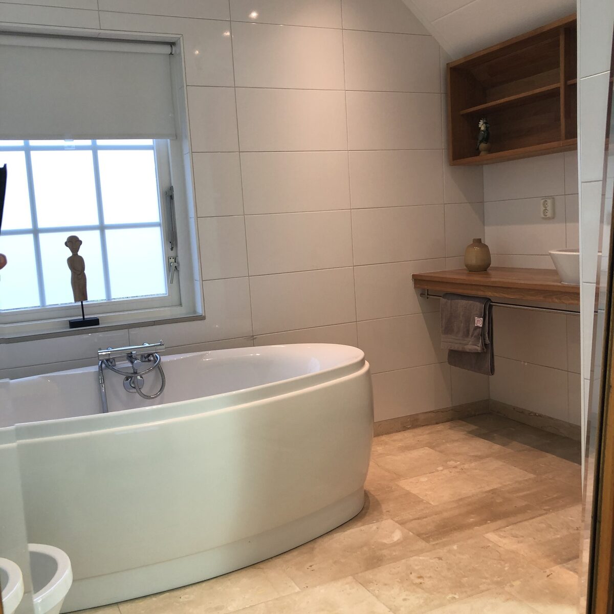 De Kastanje 5-persoons met overdekte lounge en hottub, barrelsauna, stoomsauna, ligbad, sunshower, wifi