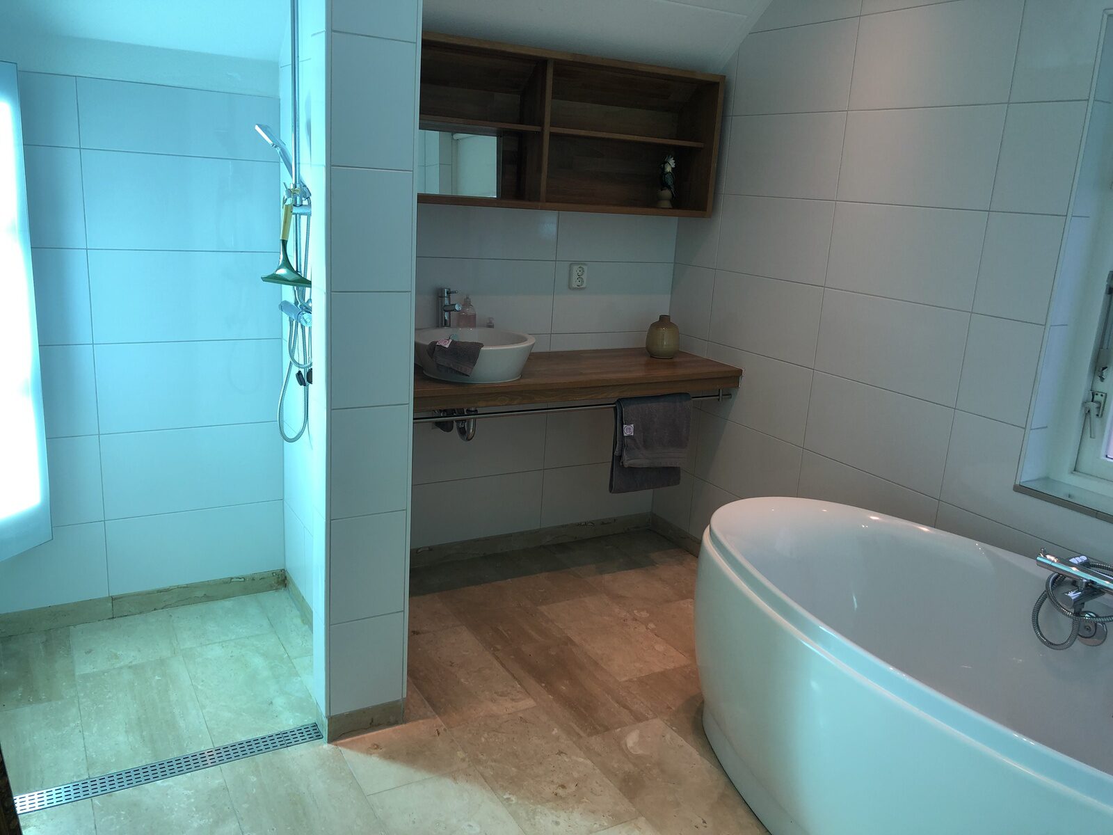De Kastanje 5-persoons met overdekte lounge en hottub, barrelsauna, stoomsauna, ligbad, sunshower, wifi