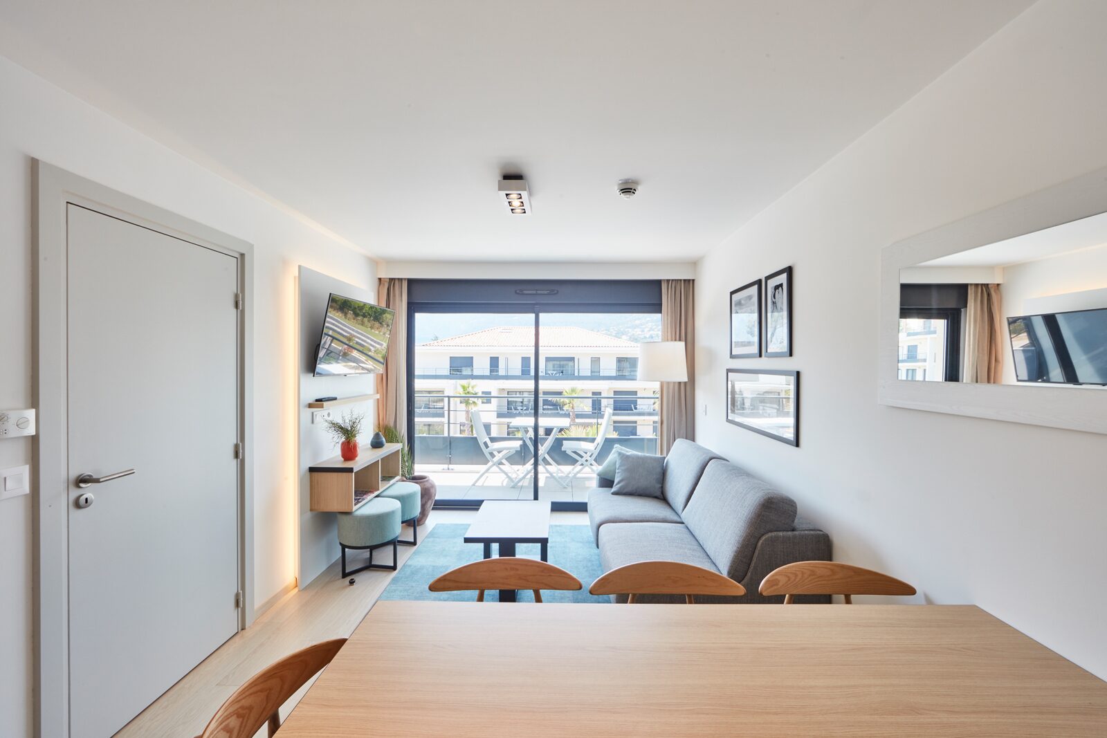 Appartement standard pour 6 personnes avec lit double, lits simples et un canapé-lit.