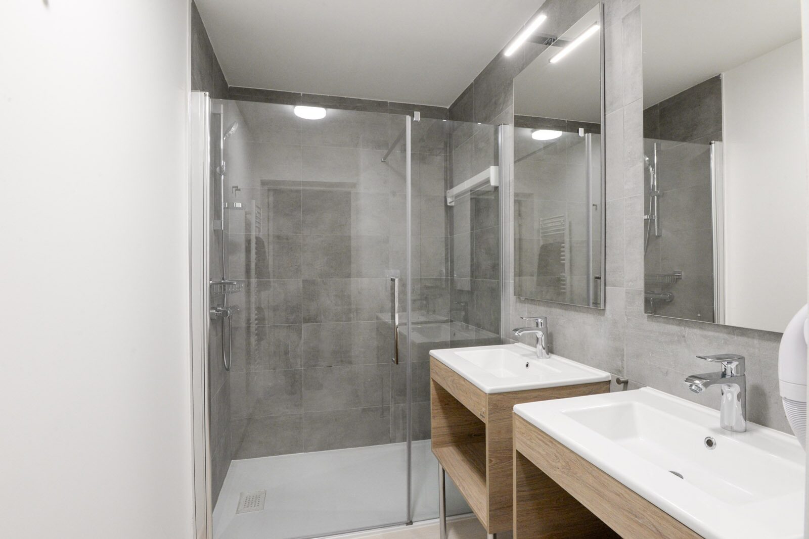 Appartement standard pour 6 personnes avec lit double, lits simples et un canapé-lit.