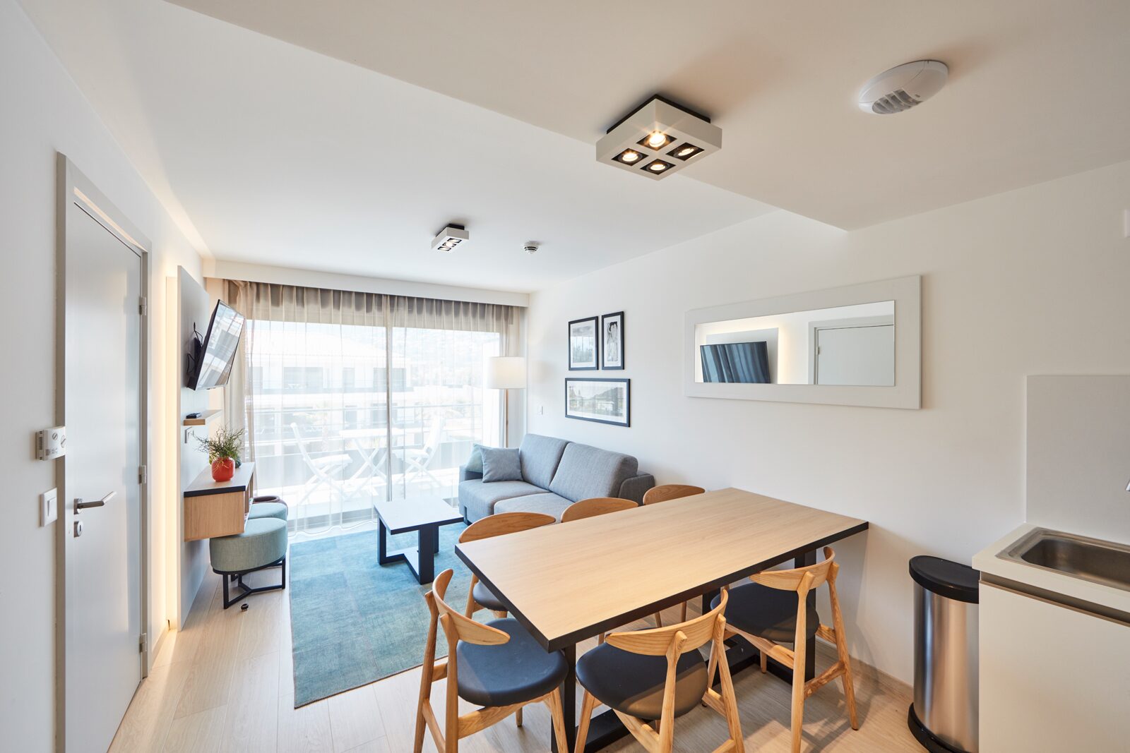 Appartement standard pour 6 personnes avec lit double, lits simples et un canapé-lit.