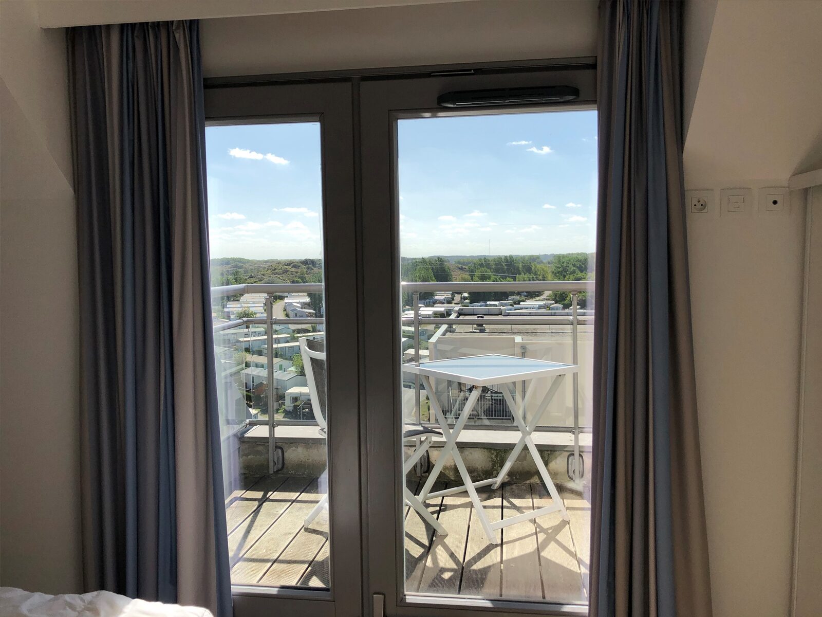 Vakantieverblijf voor 4 personen met zeezicht en balkon aan de achterzijde.