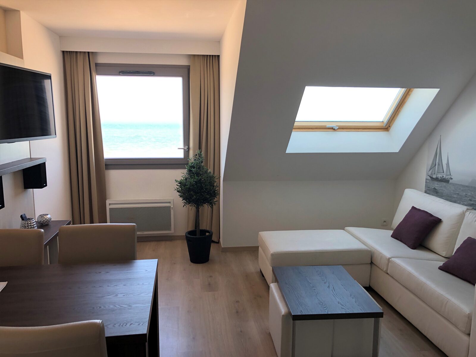 Vakantieverblijf voor 4 personen met zeezicht en balkon aan de achterzijde.