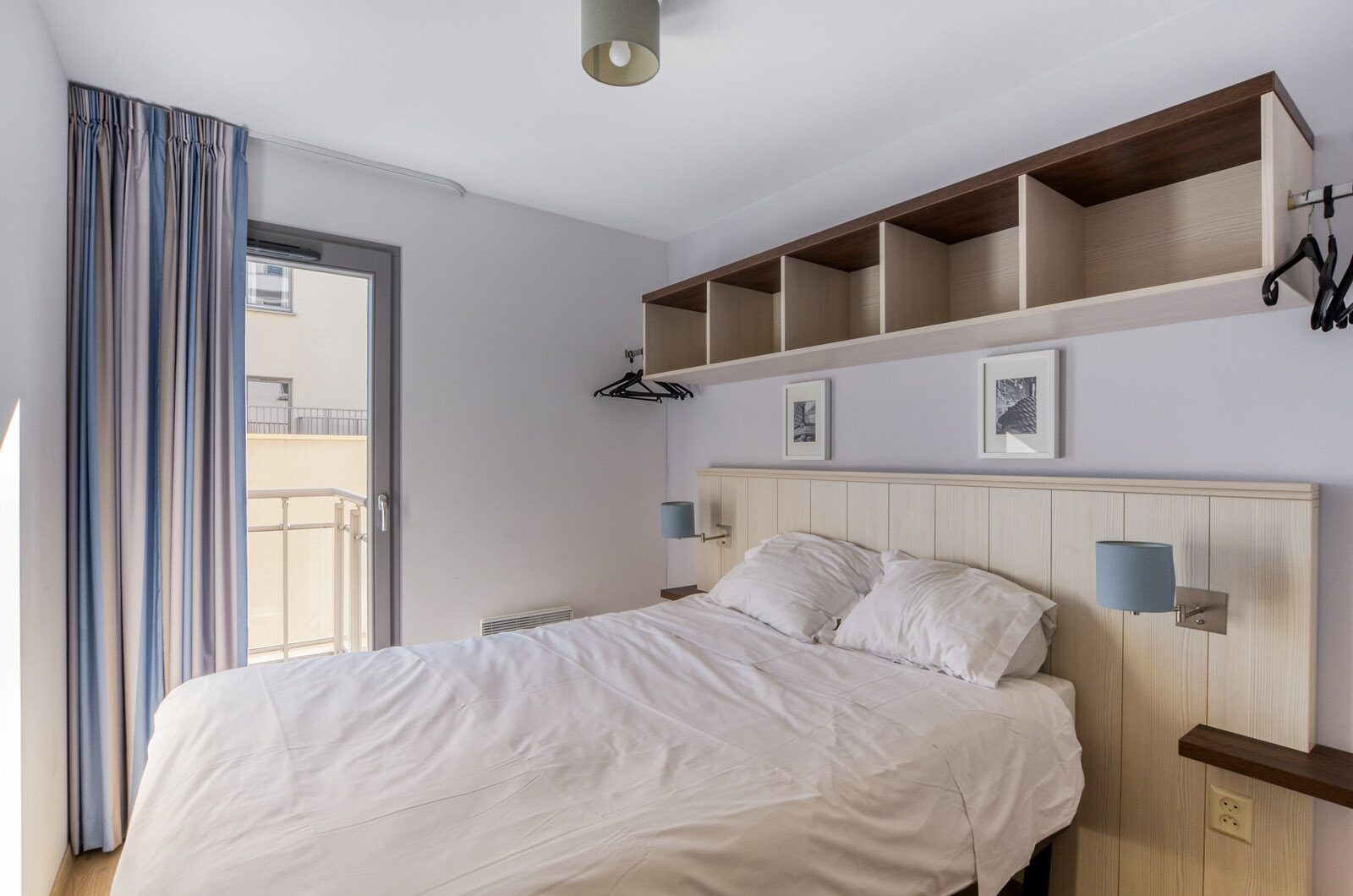 Vakantieverblijf voor 4 personen met zeezicht en balkon aan de achterzijde.