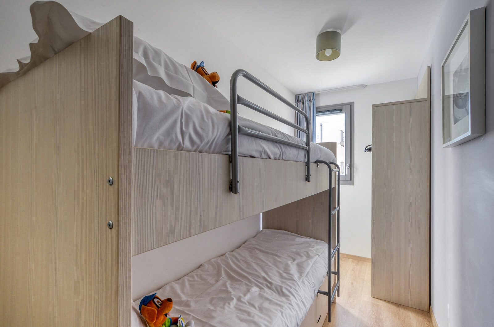 Vakantieverblijf voor 4 personen met zeezicht en balkon aan de achterzijde.