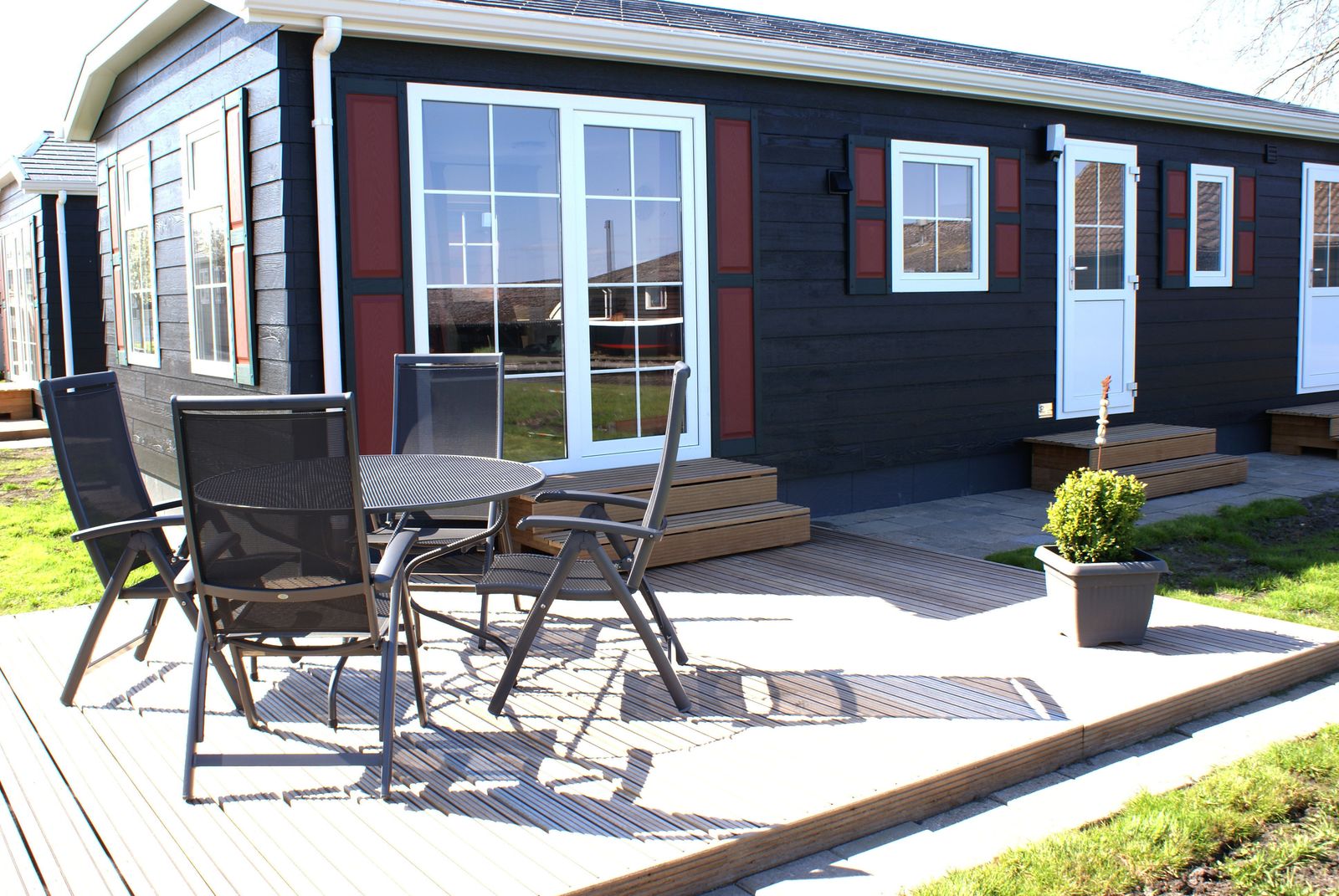 Chalet Bovenwiede is een prachtige chalet voor vier personen. Enkele chalets hebben een apart toilet. achterkant van eht chalet ligt aan de doorgaande vaart de Smitsgracht.