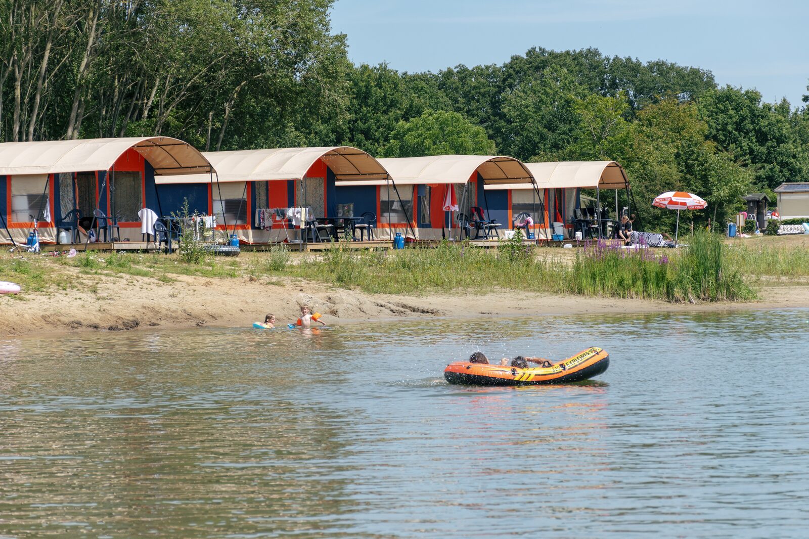 Ingerichte bungalowtent  |  6 Personen