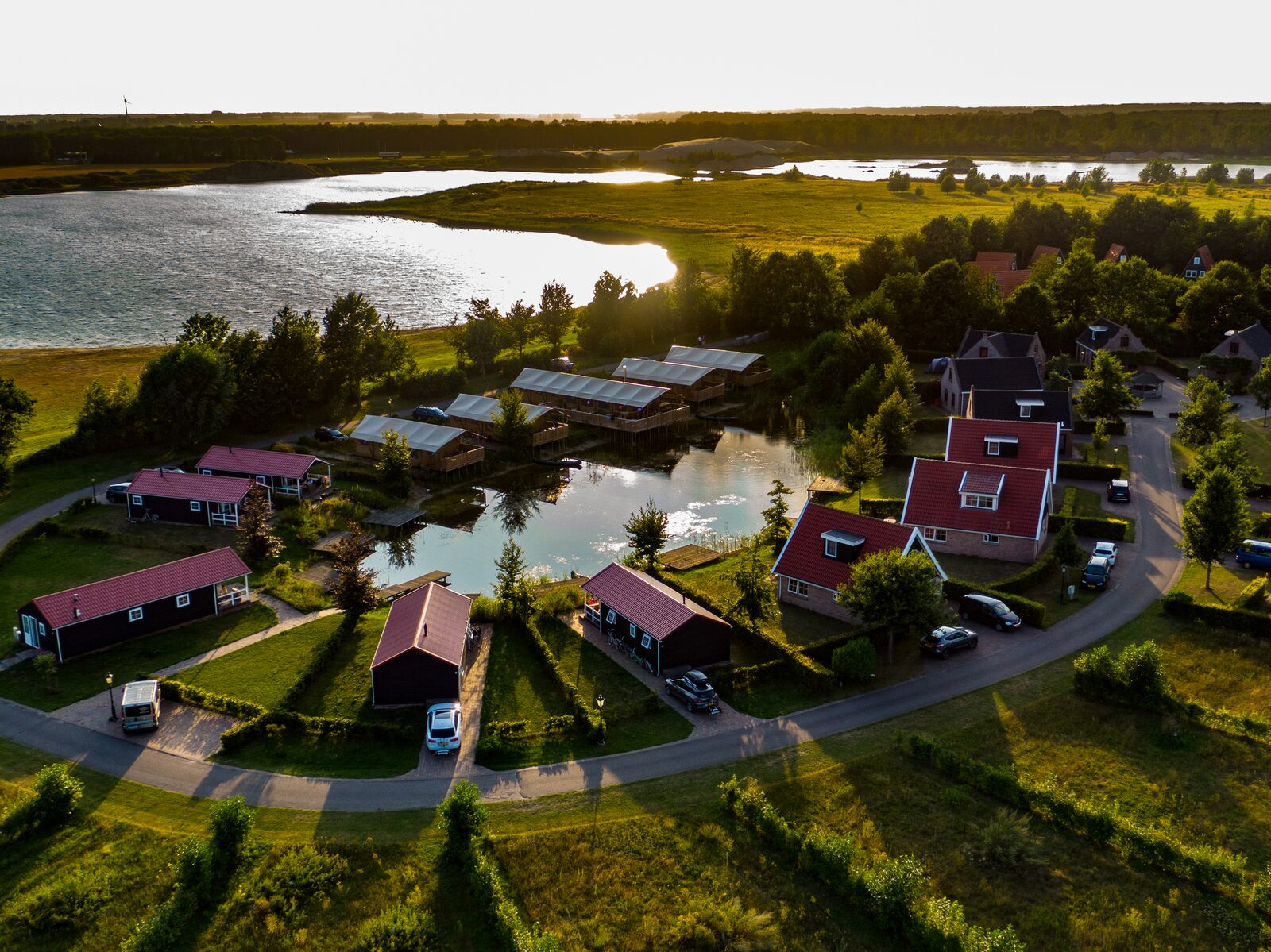 Het Strandhuis mit 4 Komfort-Häusern