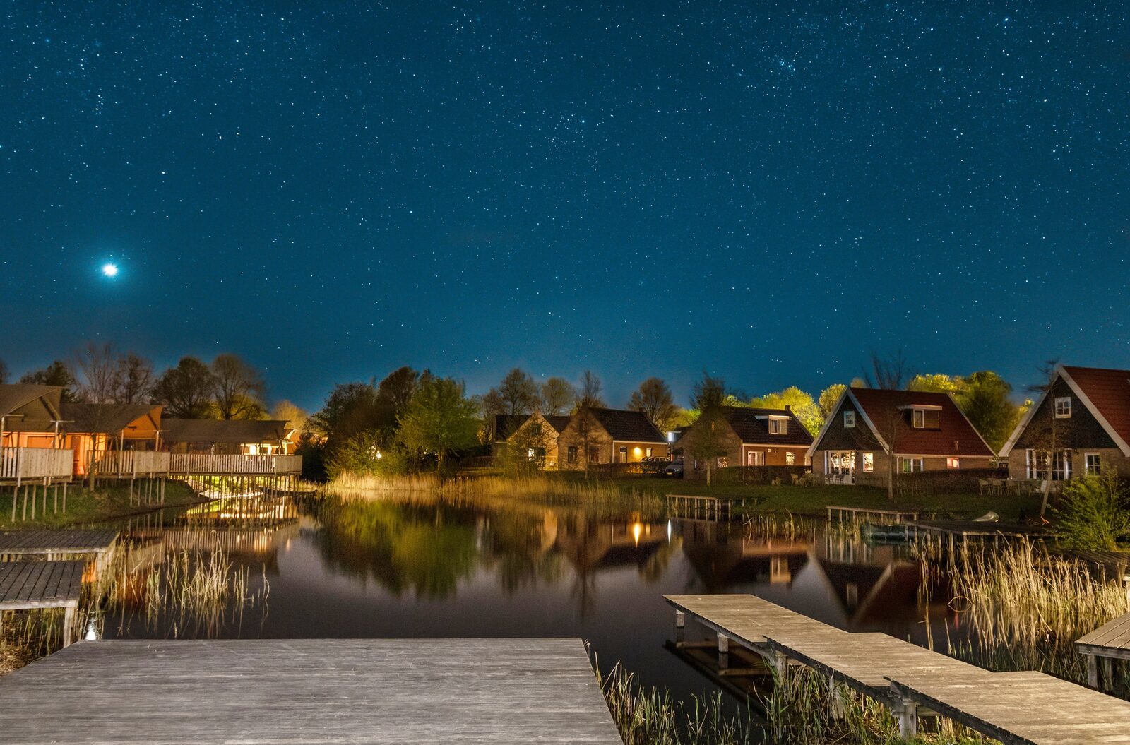 Het Strandhuis mit 4 Komfort-Häusern