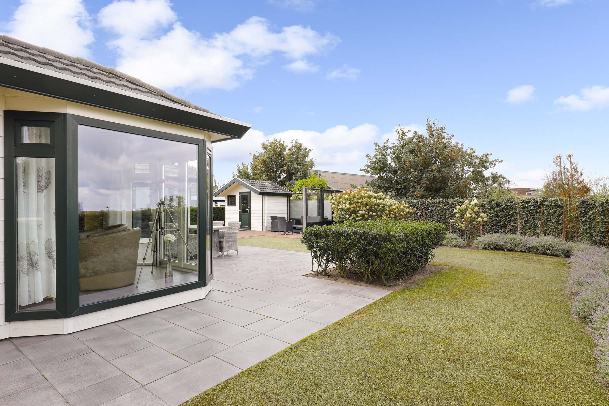 Op Vakantiepark Familiehuis Nunspeet treft u deze sfeervol ingerichte accommodatie (55 m²) aan wat staat op een ruime kavel met buitensauna en Veluwemeerzicht!