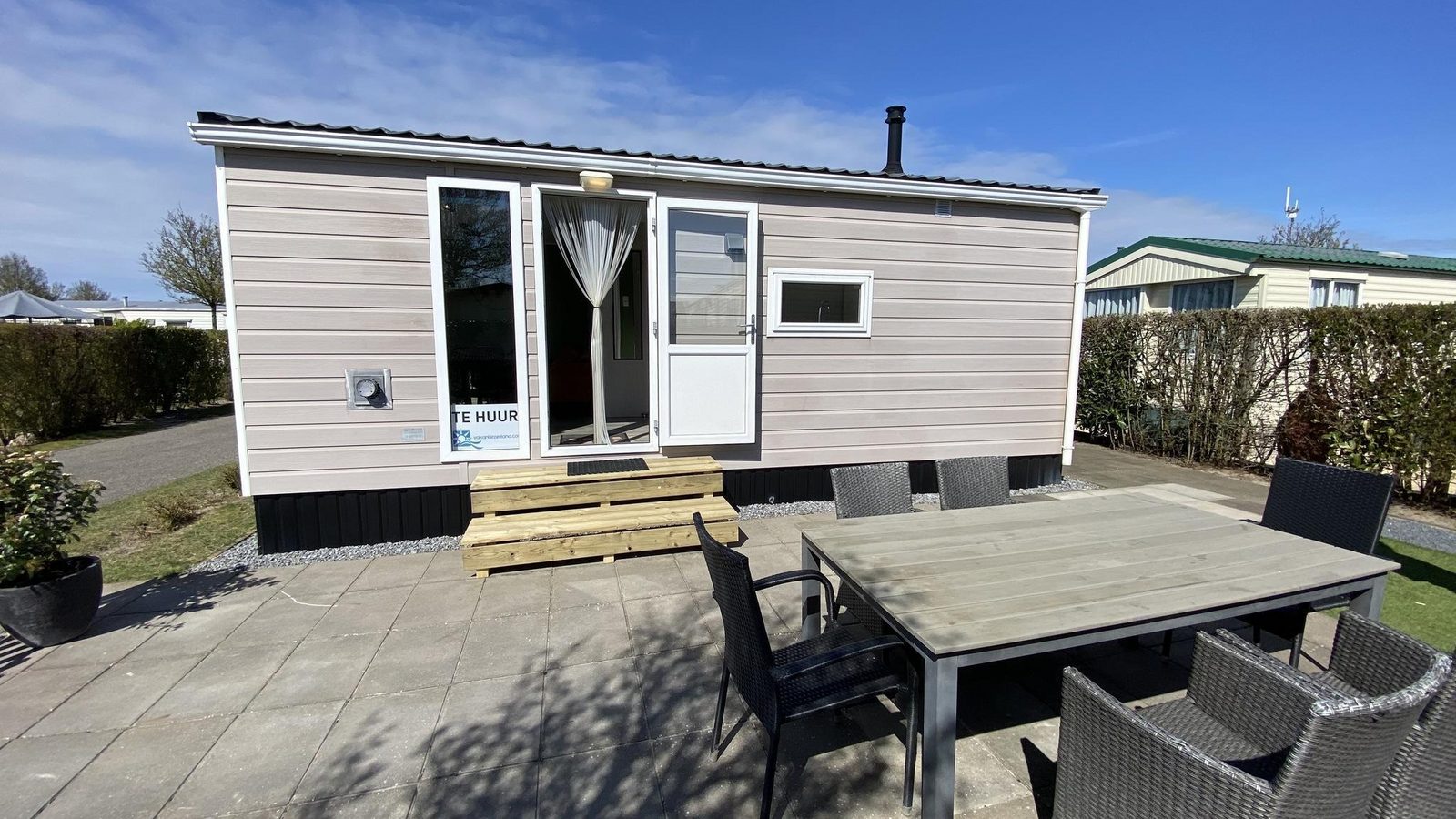VZ466 Mobile home Duif 258 in Renesse