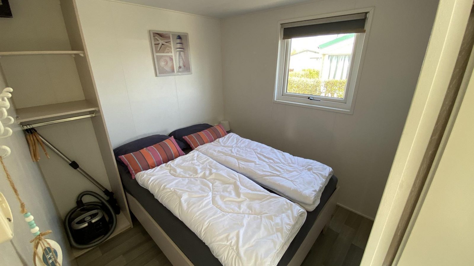 VZ466 Mobile home Duif 258 in Renesse