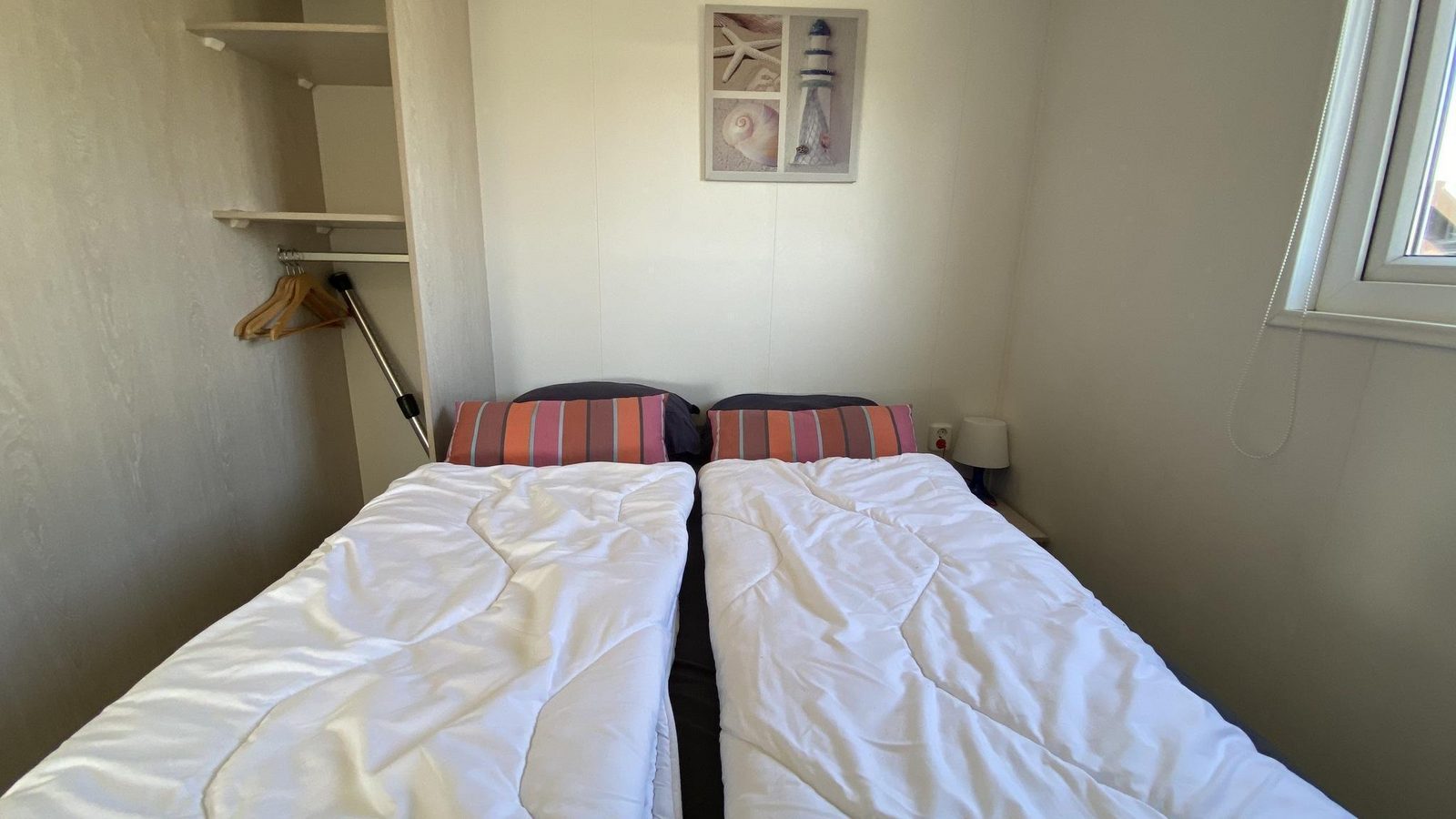 VZ466 Mobile home Duif 258 in Renesse