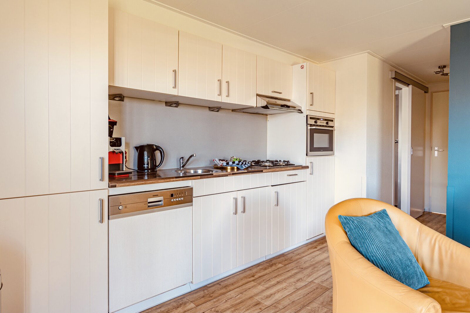 Chalet "De Kleine Belter" für vier Personen mit einer Holzveranda