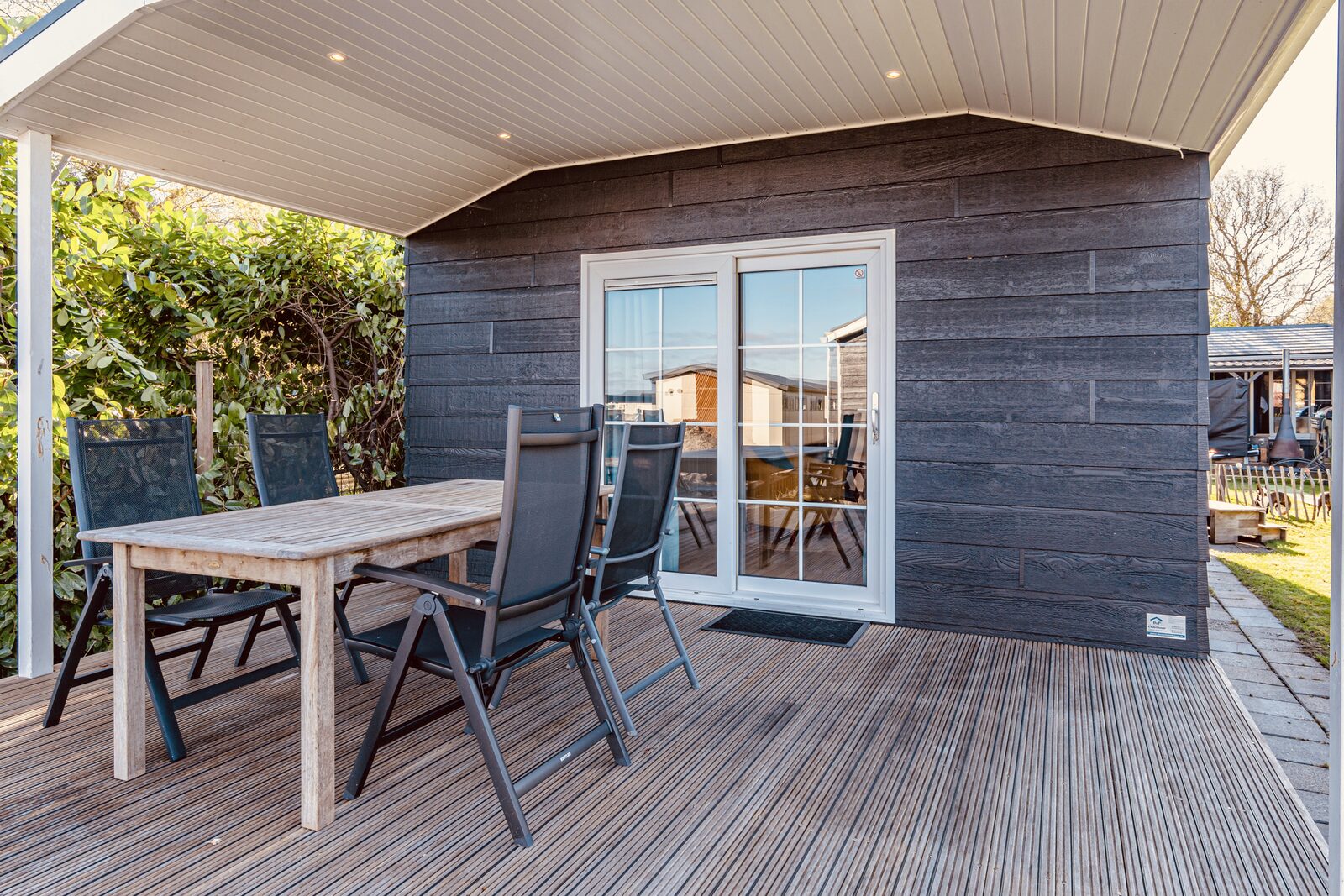 Chalet "De Kleine Belter" für vier Personen mit einer Holzveranda