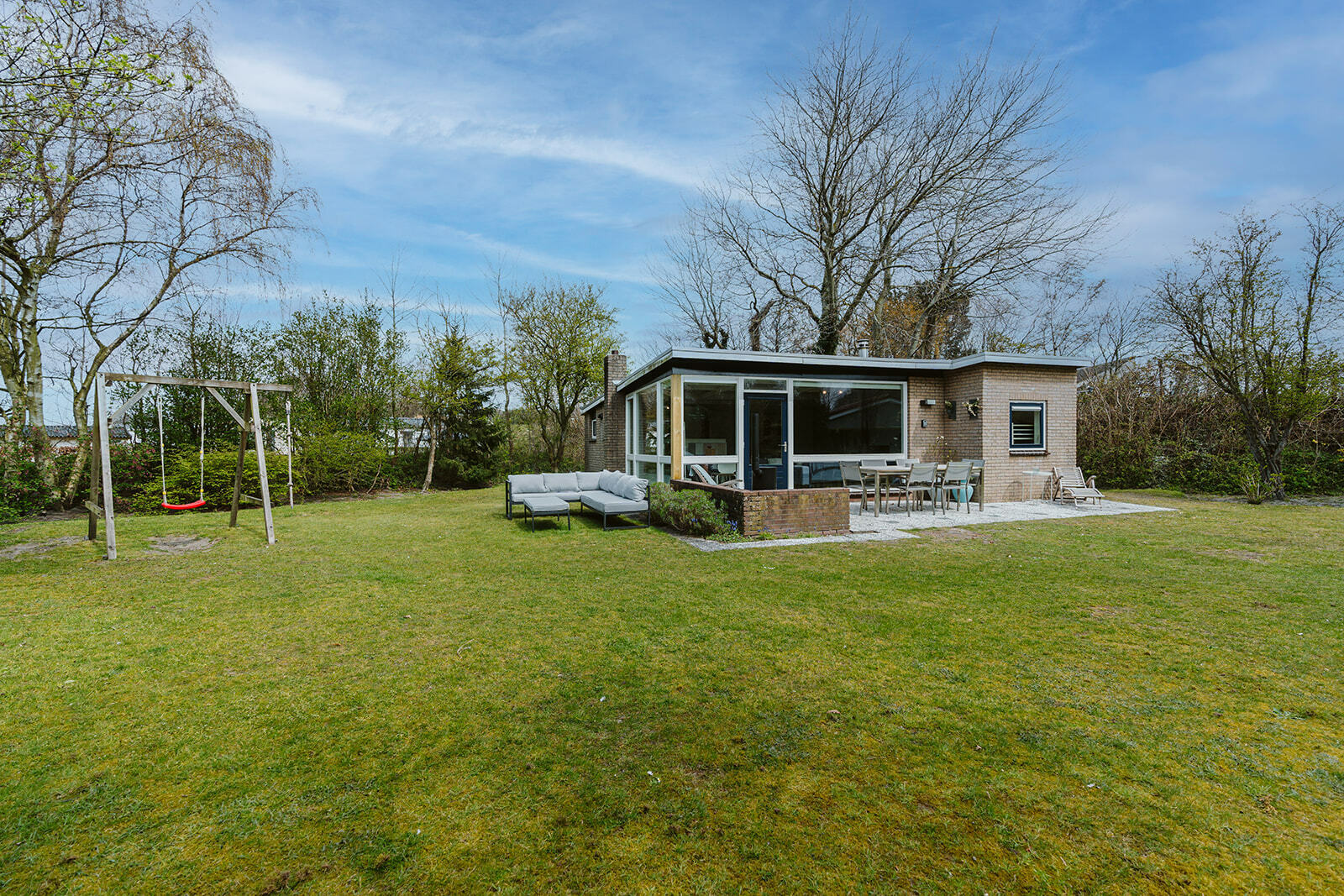 Vakantiebungalow op het park Prinsenhof, dicht achter de duinen gelegen naast Noordzeepark. Bij de woning hoort een mega grote tuin met veel privacy. Er is, op eigen terrein, parkeergelegenheid  v..