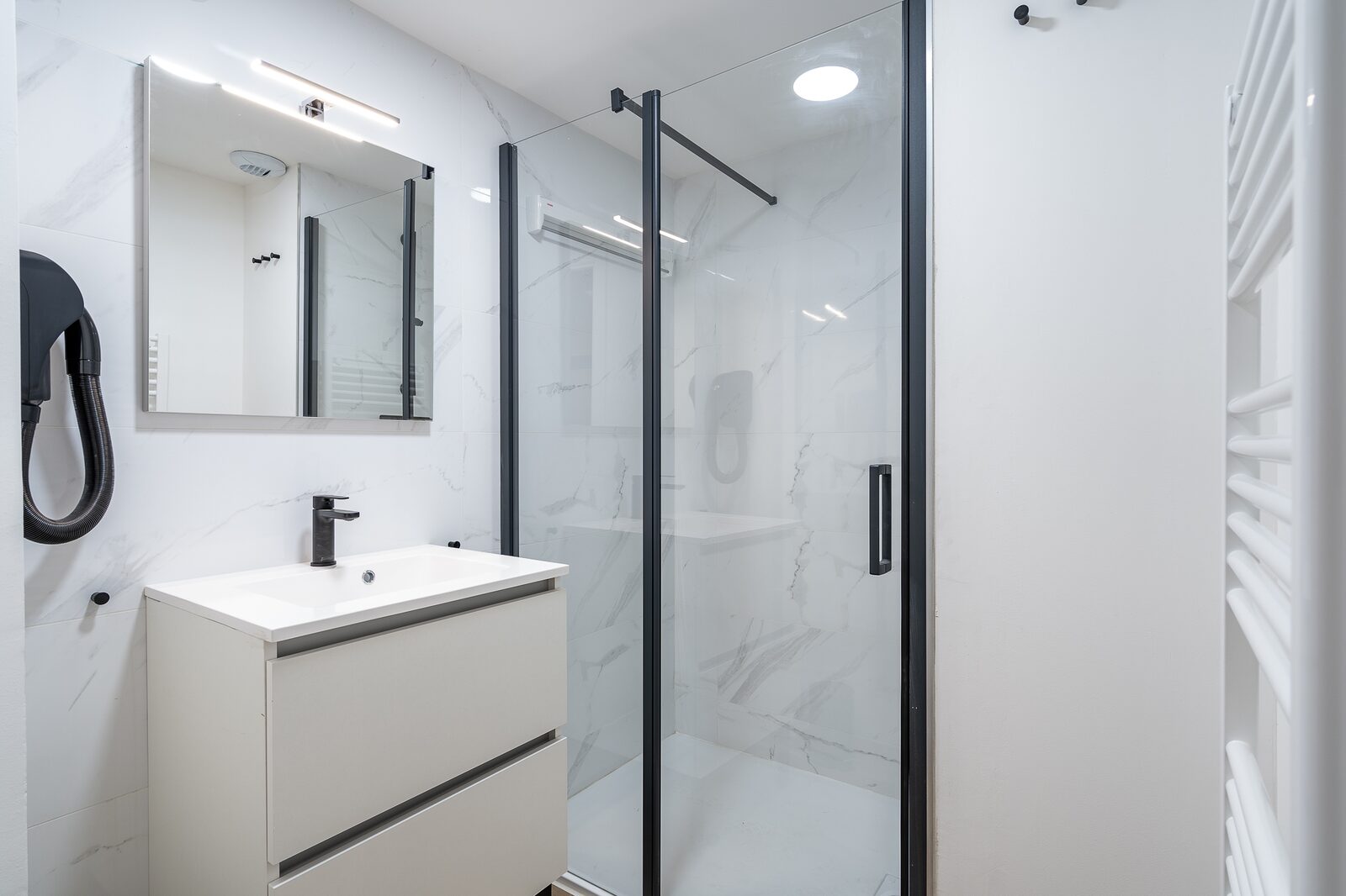 [Premium] flat met 2 slaapkamers, 2 tweepersoonsbedden & stapelbed