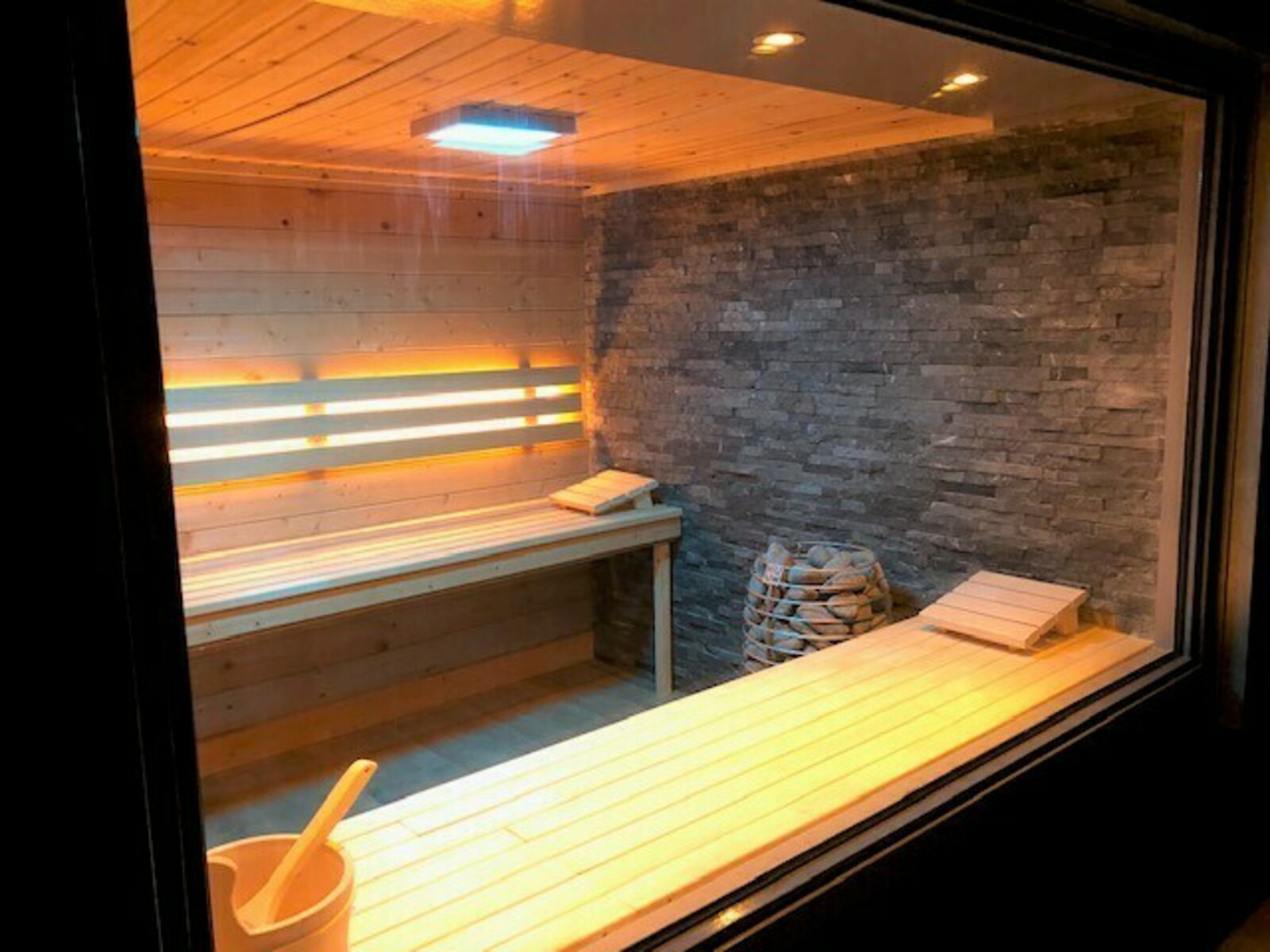 De Noteboom 6-persoons, verwarmd privé zwembad, hottub, overdekte lounge met haard, panorama sauna, sunshower, luxe, wifi