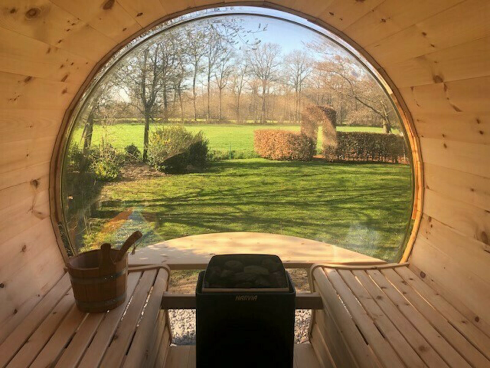 De Appelbloesem 6-persoons met overdekte hottub, barrelsauna, lounge, wifi