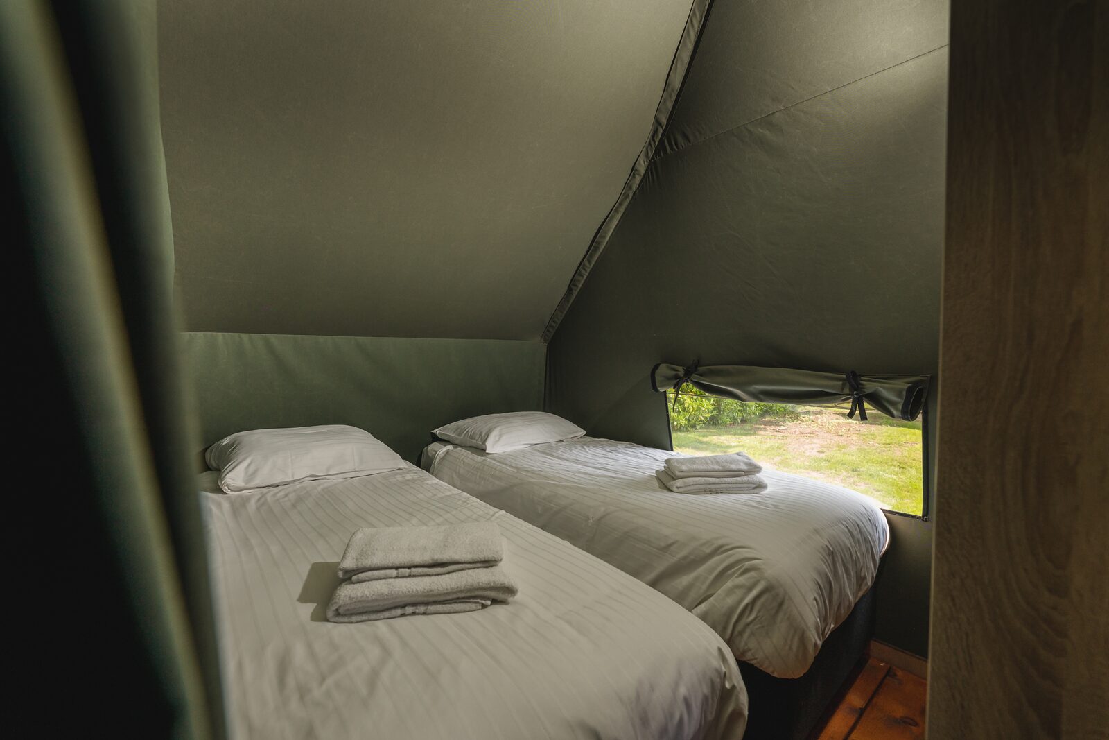 Luxus Lodgetent XL stellt private Sanitäranlagen | 4 Pers. 