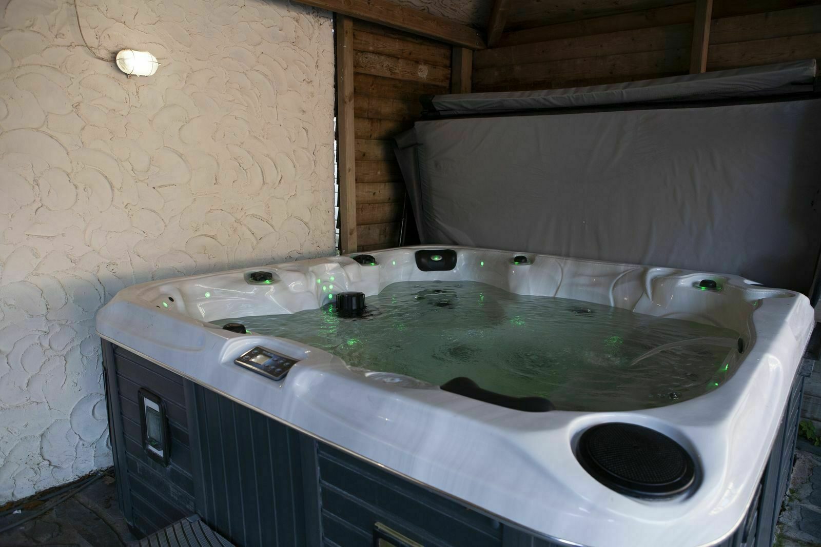 14-person spa bungalow