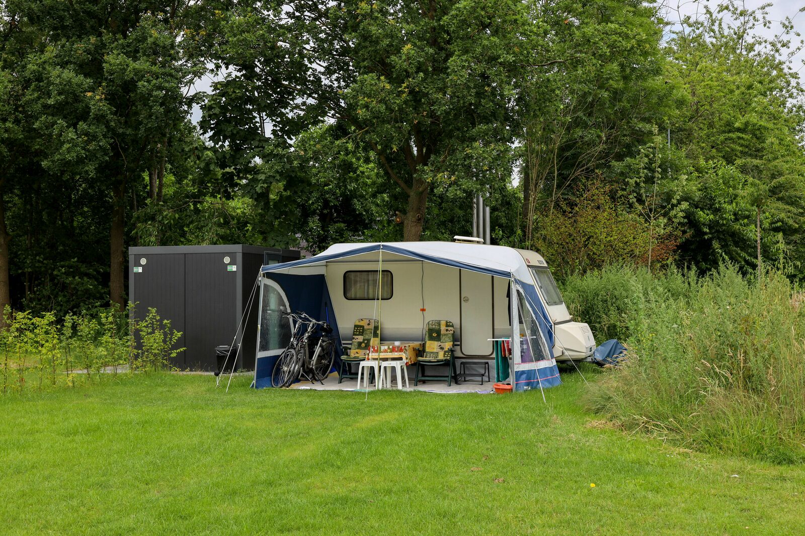 Campingplatz mit eigenem Sanitärgebäude