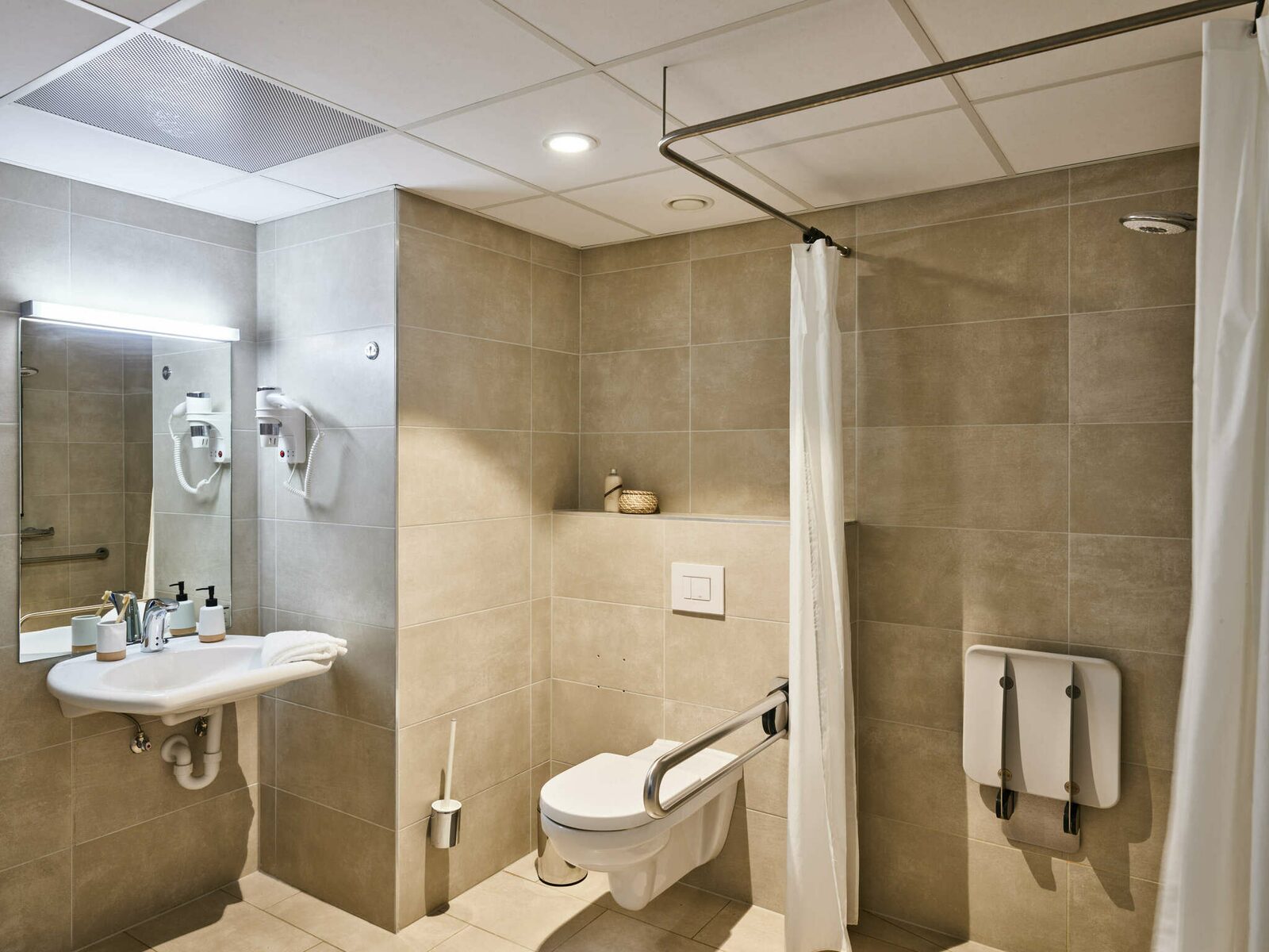 Essential Suite - 2p | Double bed - Disabled-friendly
