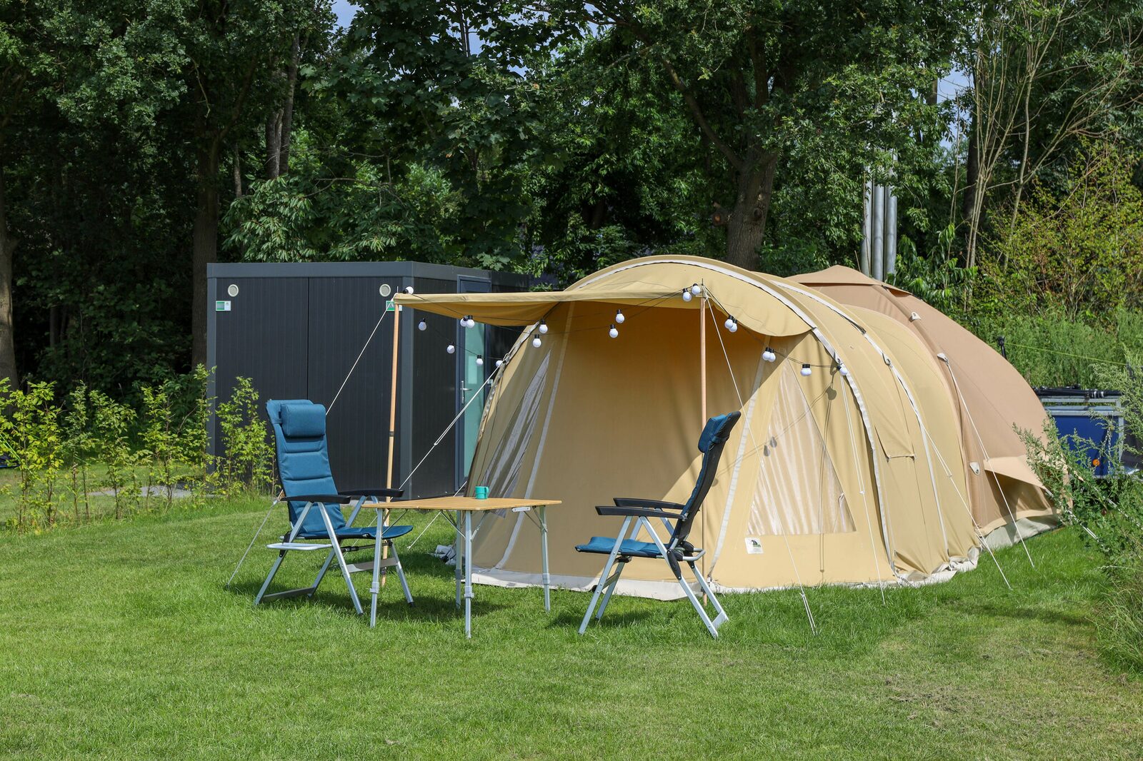 Campingplatz mit eigenem Sanitärgebäude