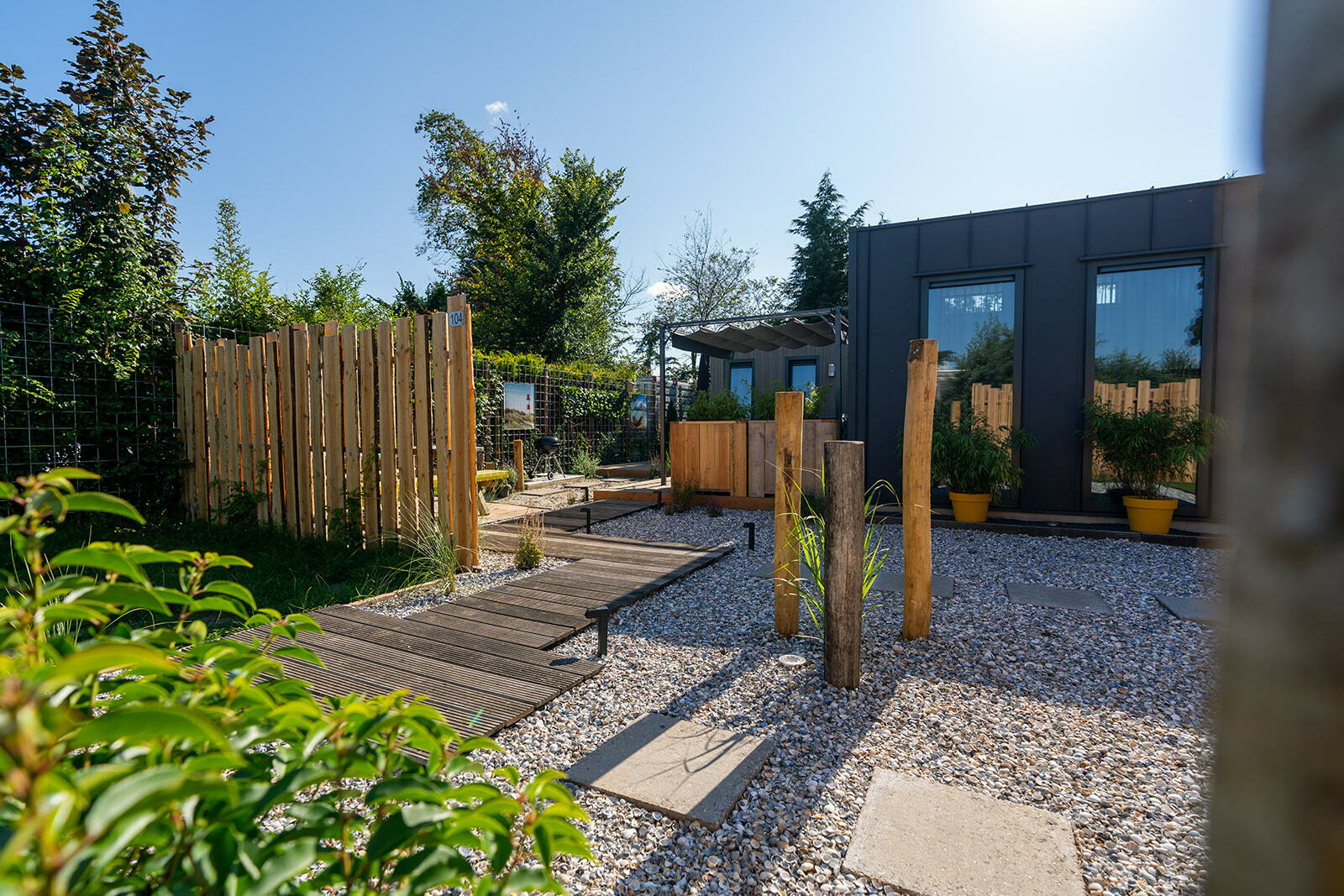 Dieses ansprechend eingerichtete Ferienhaus mit großer Terrasse liegt in einem ruhigen Familienpark und in der Nähe von Meer und Strand.