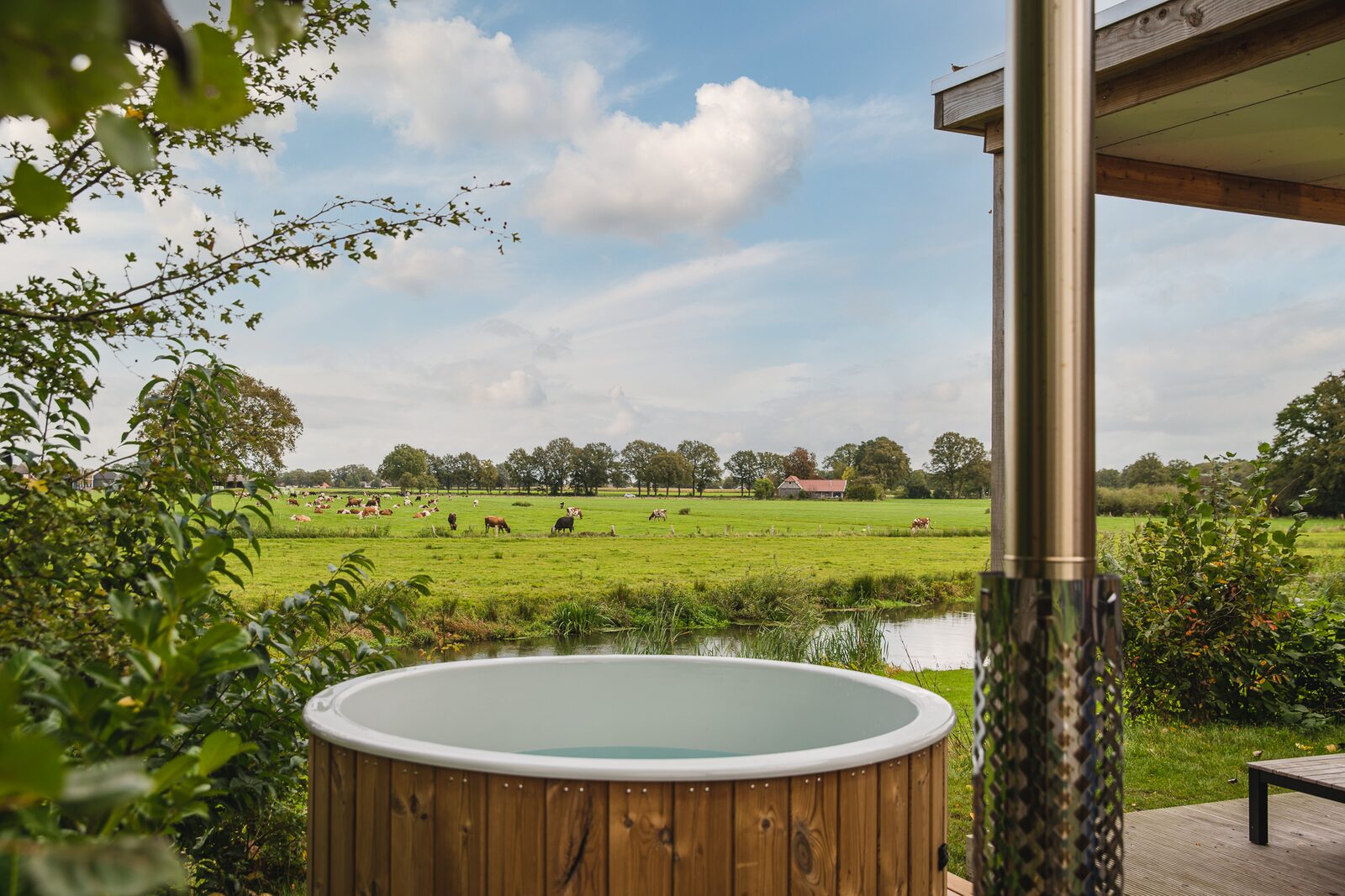 River lodge with hot tub | 4 people