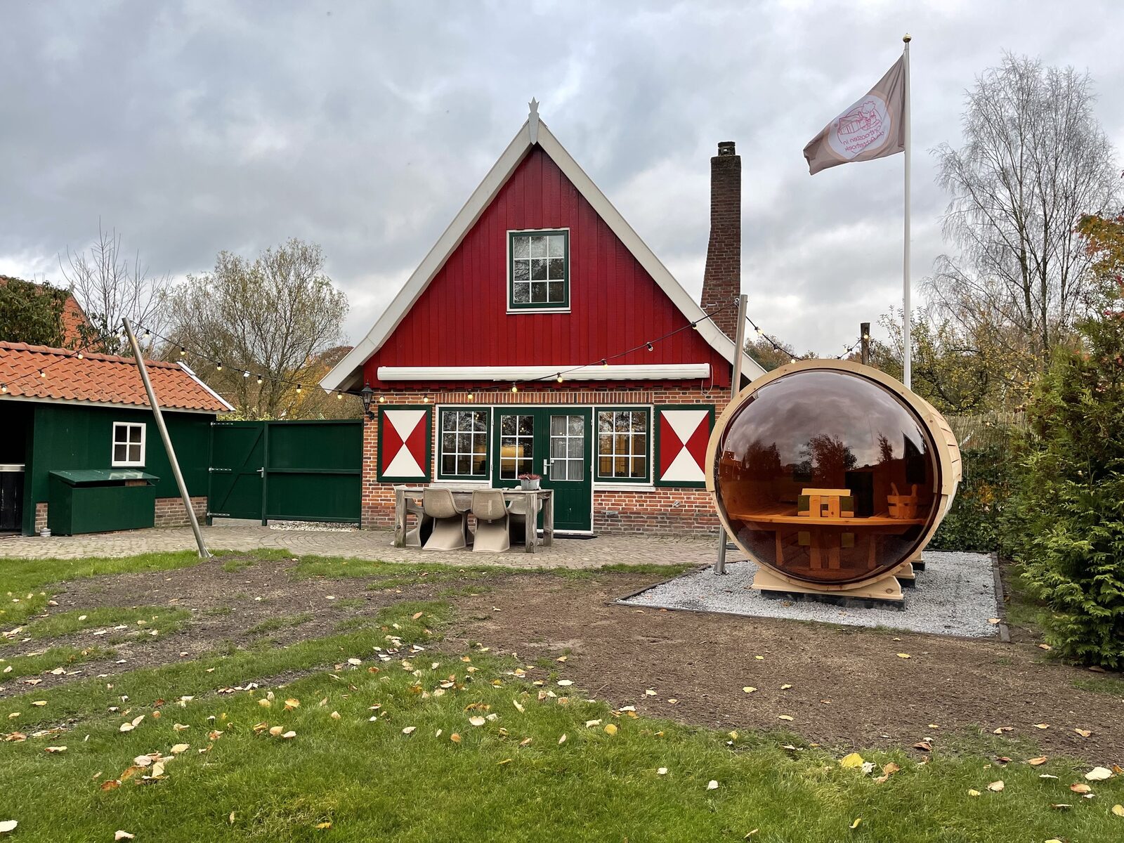 De Kastanje 5-persoons met overdekte lounge en hottub, barrelsauna, stoomsauna, ligbad, sunshower, wifi