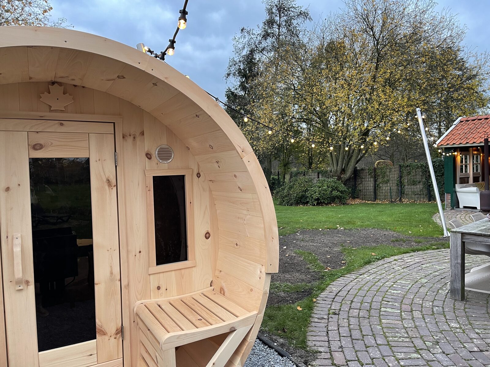 De Kastanje 5-persoons met overdekte lounge en hottub, barrelsauna, stoomsauna, ligbad, sunshower, wifi