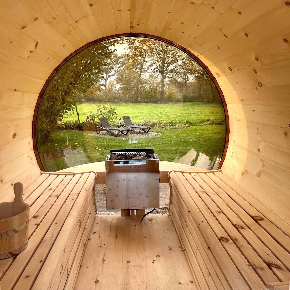 De Kastanje 5-persoons met overdekte lounge en hottub, barrelsauna, stoomsauna, ligbad, sunshower, wifi
