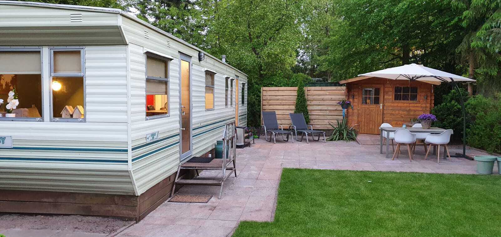 Stacaravan 4/5 persoons 'Uit-je-sleur-hut' (nummer 2)