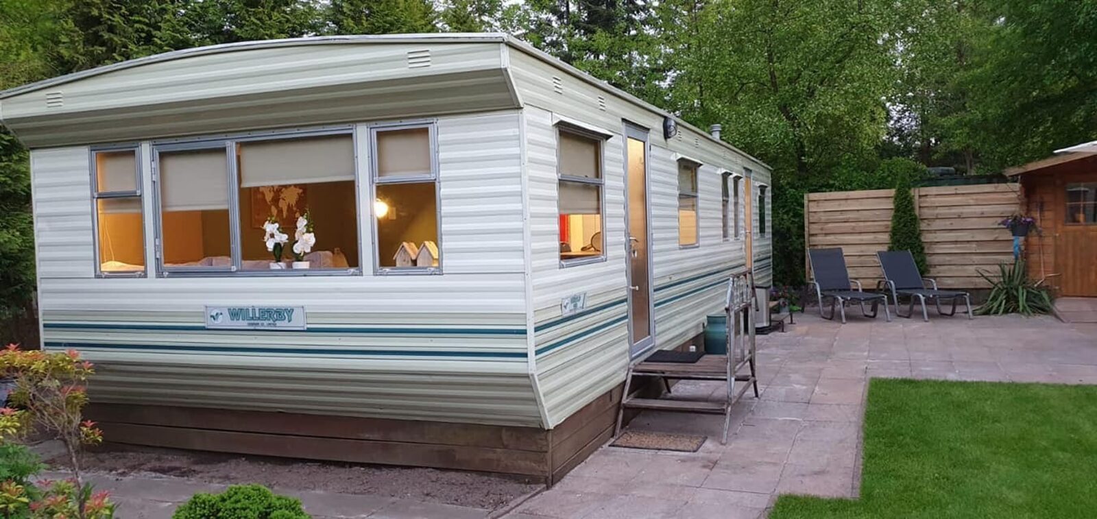 Stacaravan 4/5 persoons 'Uit-je-sleur-hut' (nummer 2)