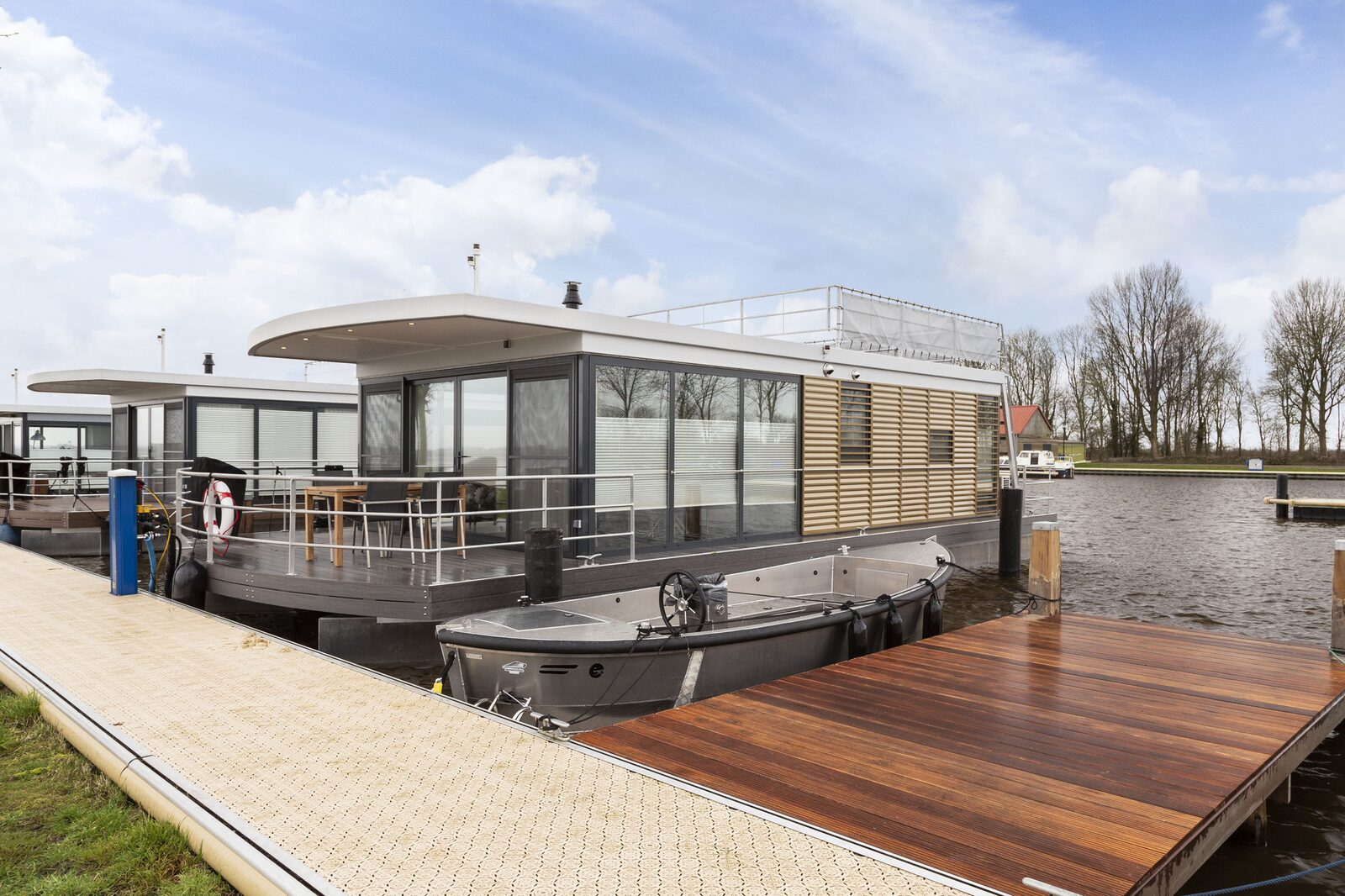 Houseboat  'Elysium' with private jetty - Paviljoenwei 4-14 | Sneek (Offingawier)