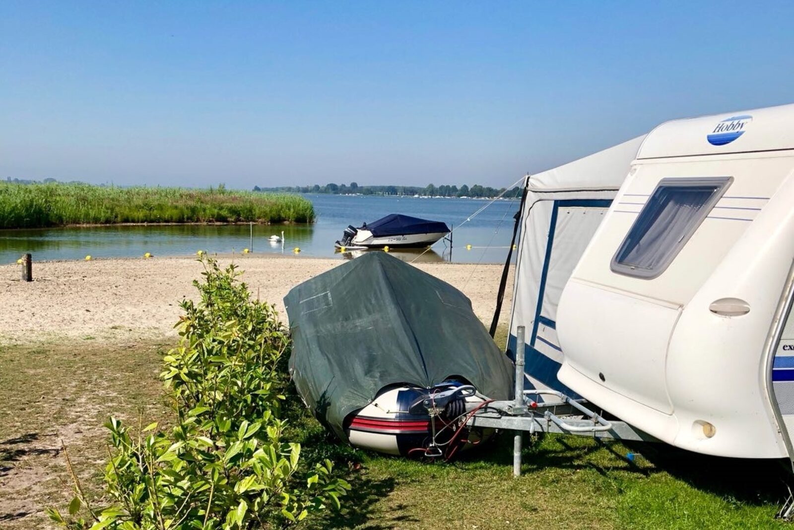 Comfort pitch + at the water