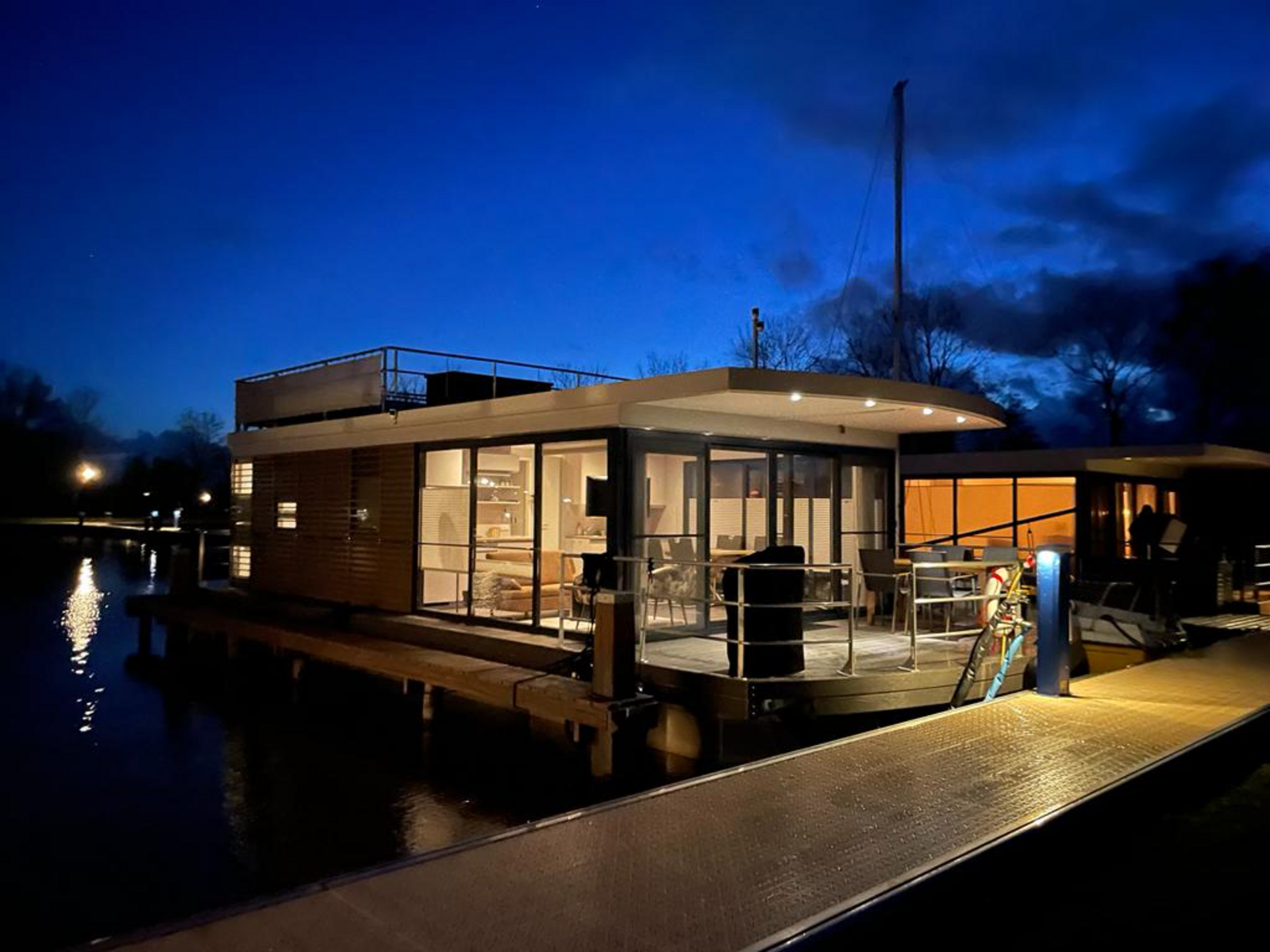 Houseboat  'Elysium' with private jetty - Paviljoenwei 4-14 | Sneek (Offingawier)