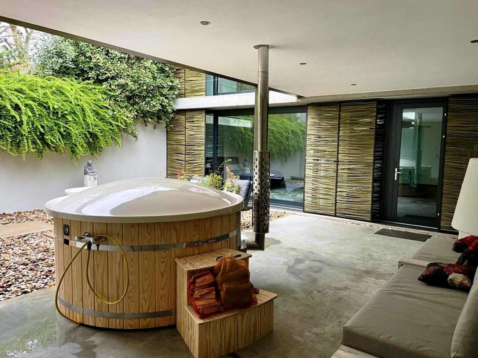 Betonnen Boshuis - luxe wellness vakantiehuis in Brabant